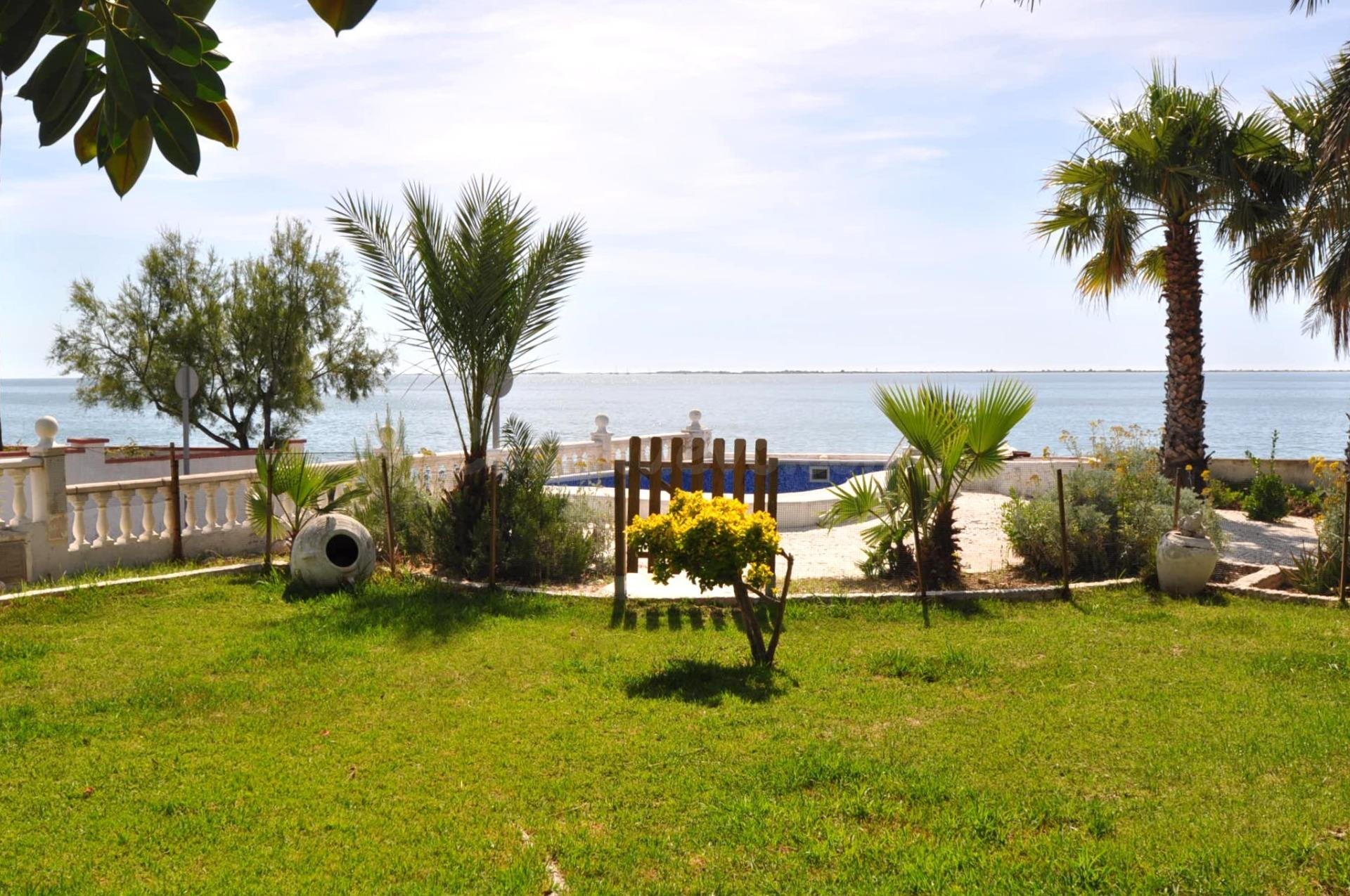 CHALET CON PISCINA EN PRIMERA LINEA DE MAR