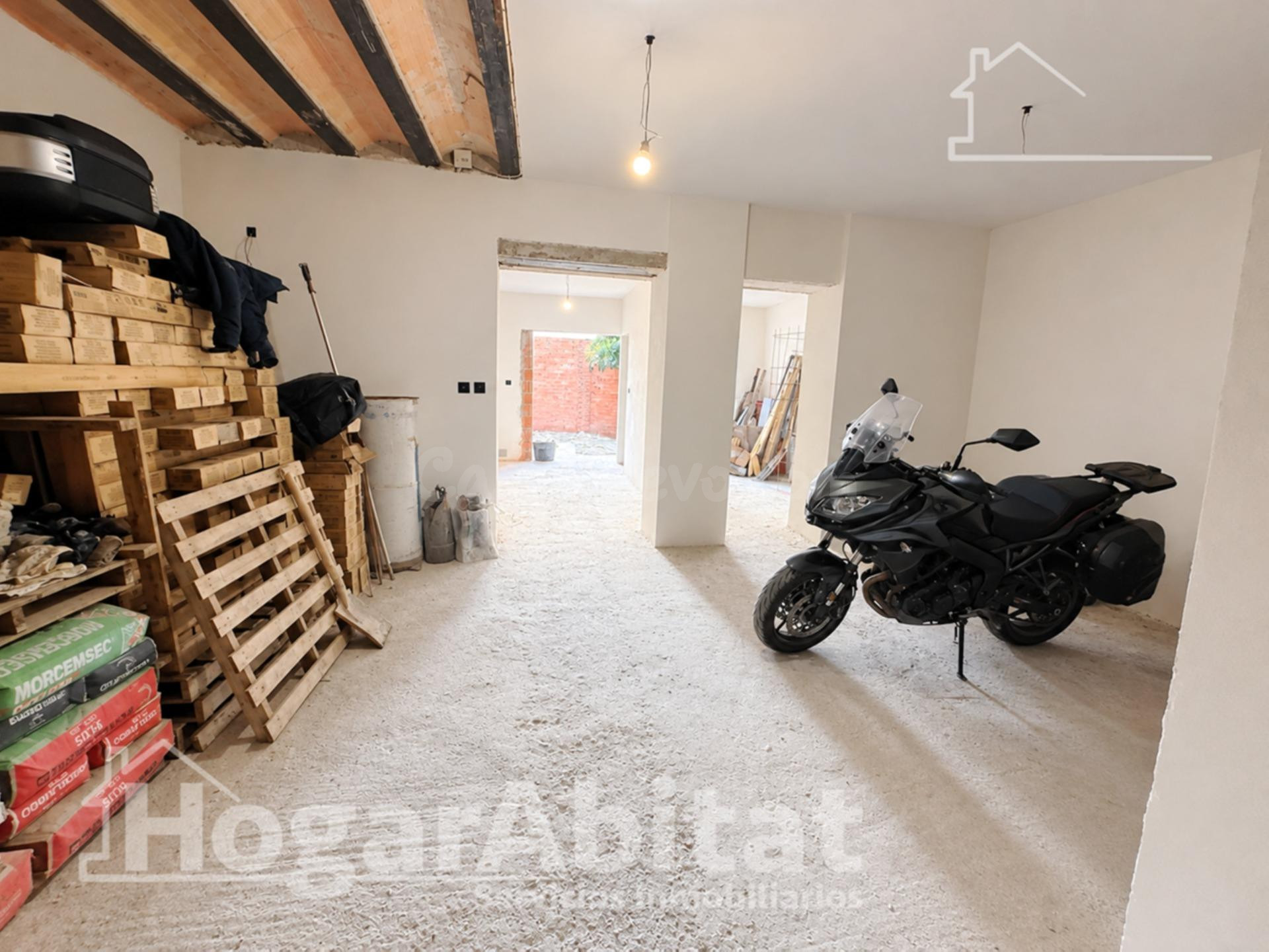 CASA SEMIREFORMADA CON TERRAZA Y GARAJE