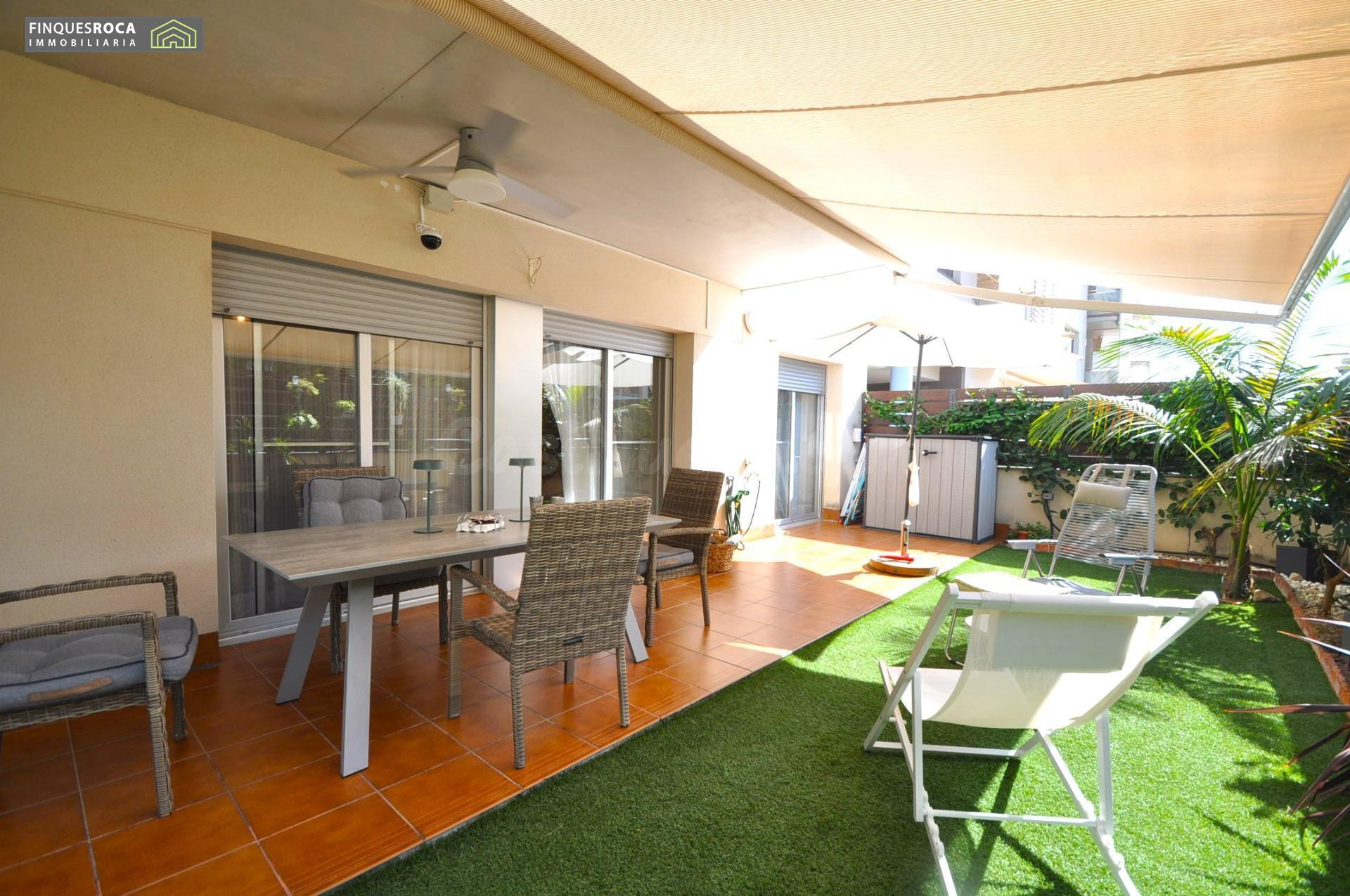 PLANTA BAJA ESQUINERA CON GRAN TERRAZA, JARDÍN Y PISCINA CERCA DE LA PLAYA