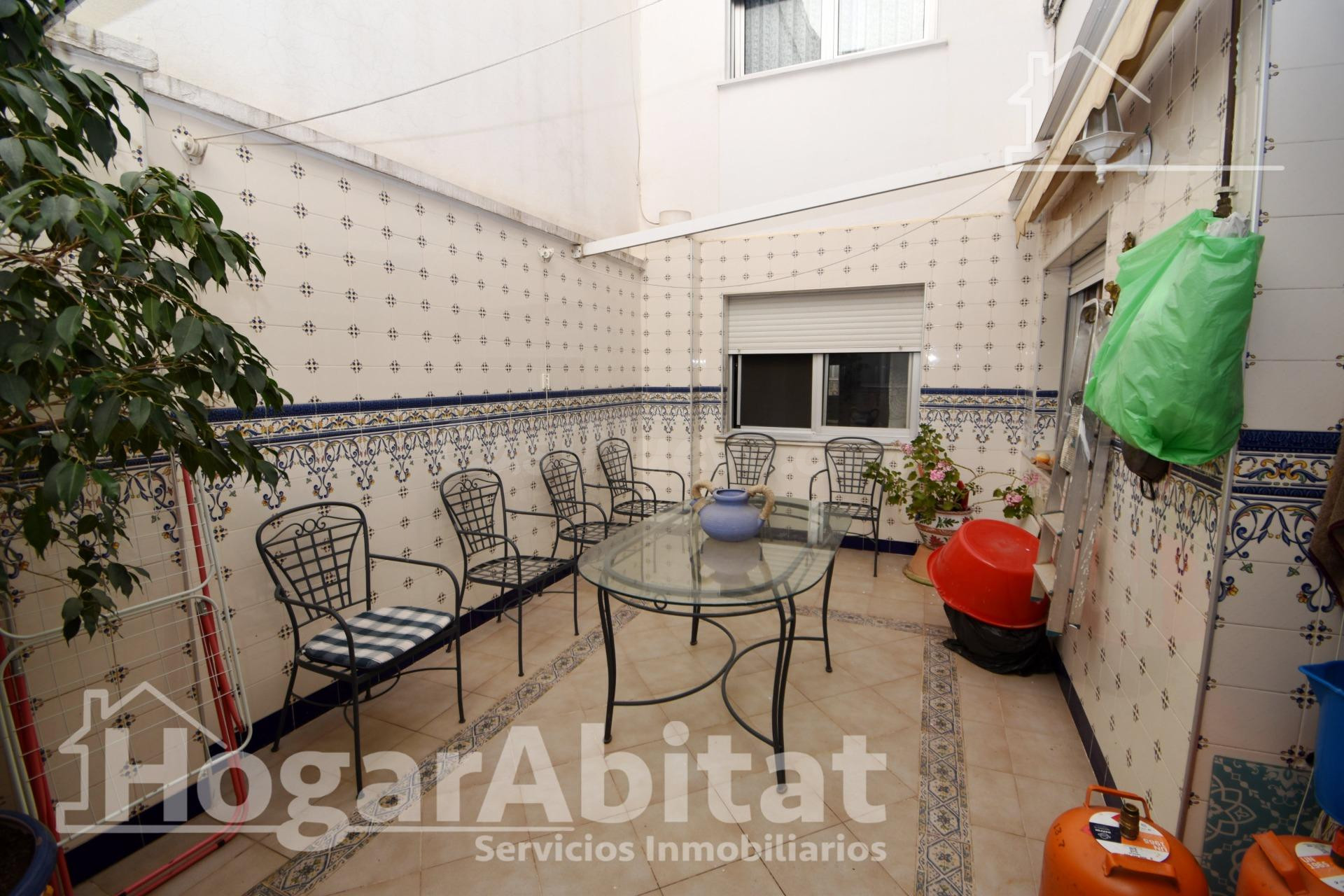 RENOVADO Y MUY AMPLIO CON TERRAZA Y BALCÓN