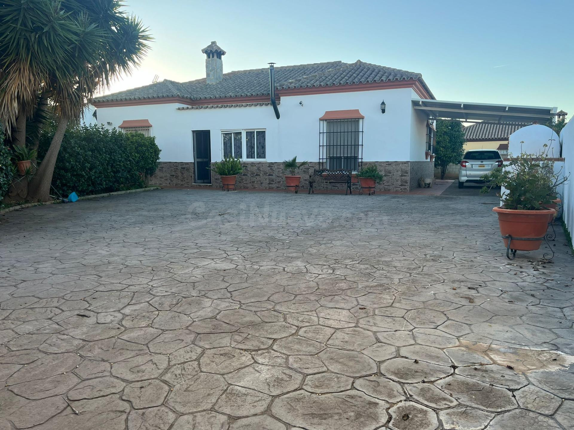 DOS CHALET EN CARRETERA DE LA BARROSA