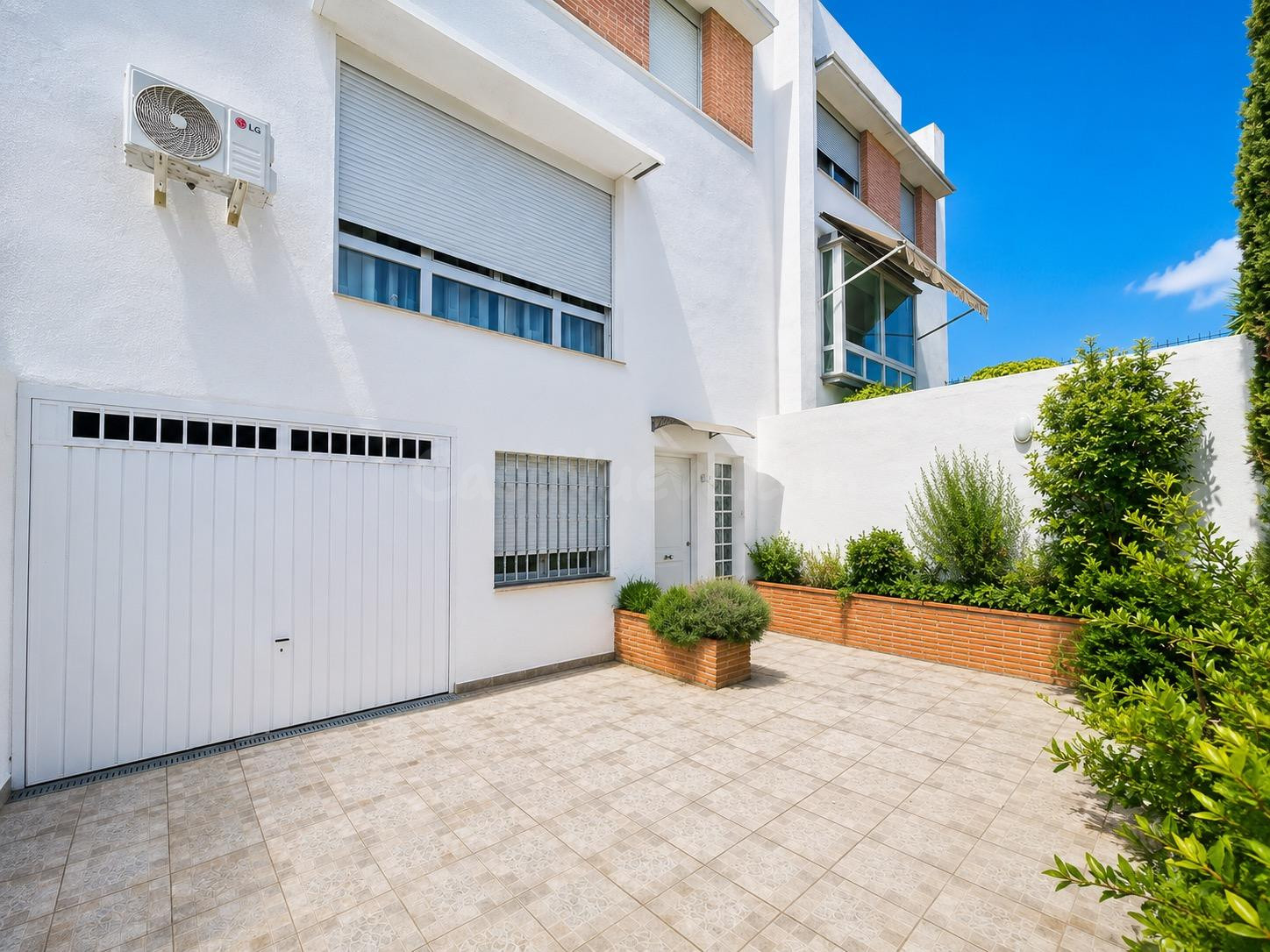 Exclusiva casa adosada en Lancha del Genil: amplitud, luz y confort. Vivienda VPO