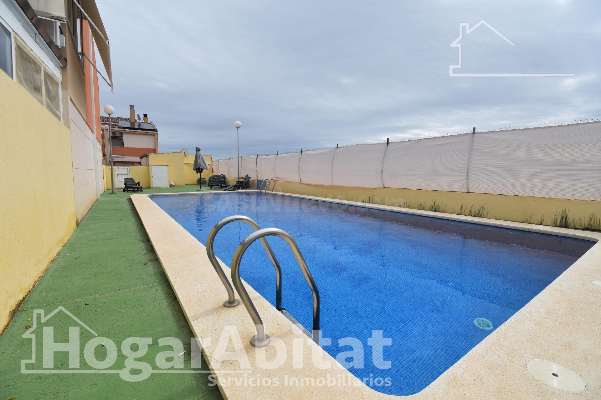 ¡CERCA DE LA PLAYA! ADOSADO EN RESIDENCIAL CON TERRAZA, PISCINA Y GARAJE