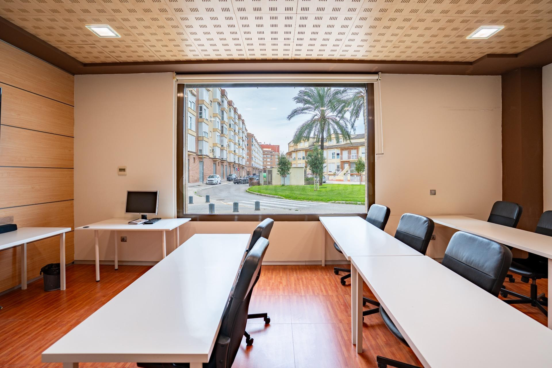 ALQUILER - BAJO DE OFICINAS PREMIUM EN AVENIDA PRINCIPAL - 9 DESPACHOS + GARAJE