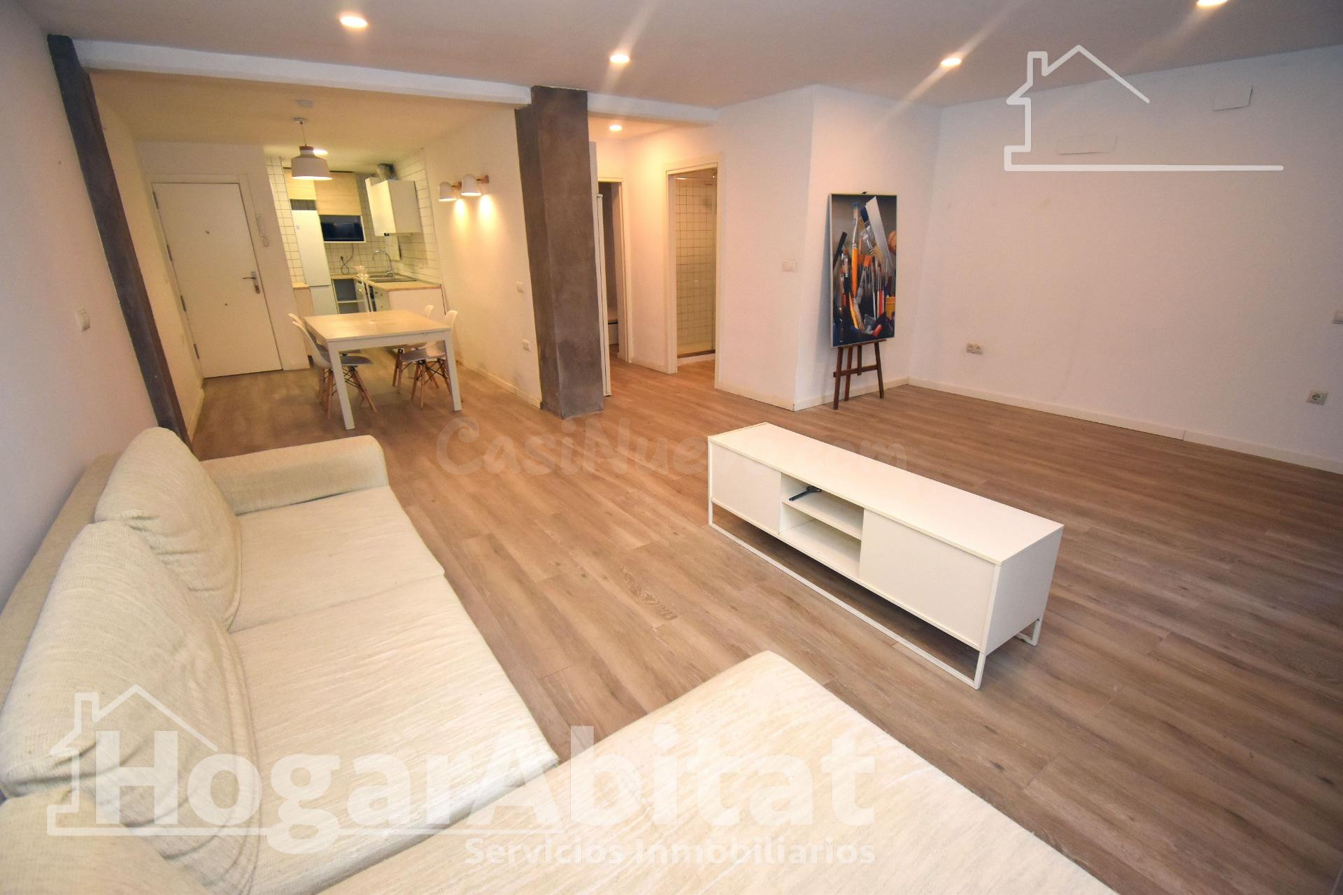 ¡OPORTUNIDAD! BAJO BONITO, LUMINOSO Y REFORMADO CON PATIO, TODO AMUEBLADO