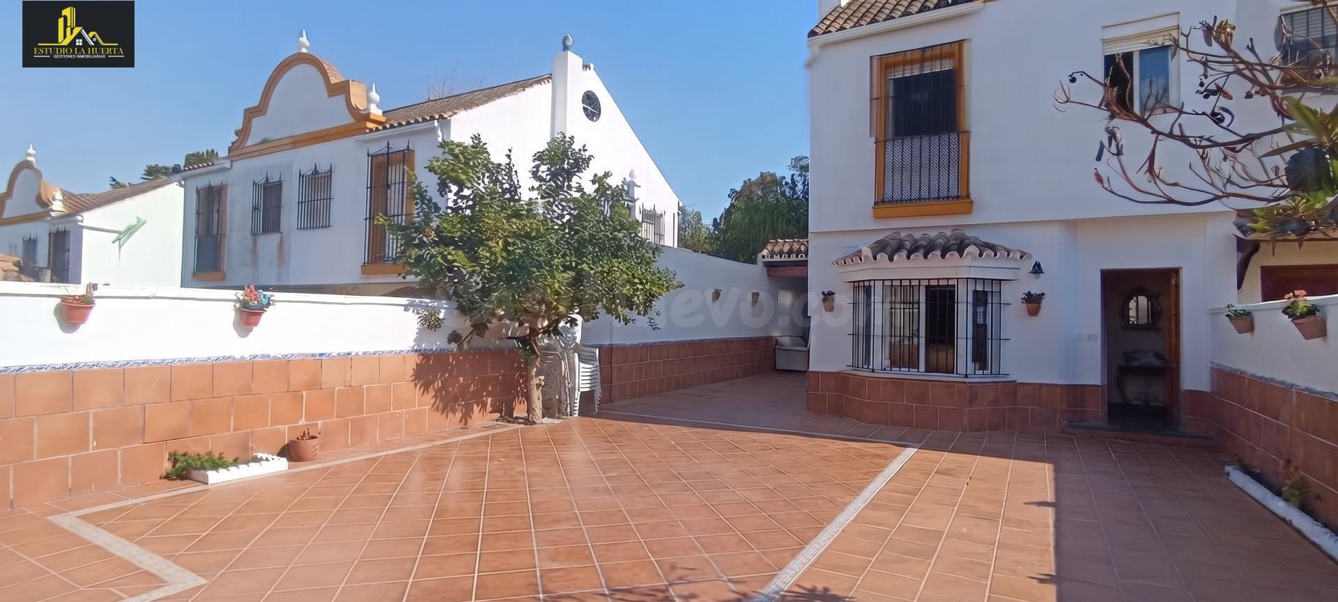 CASA PAREADA EN ZONA CARTUJA CON GRAN PATIO