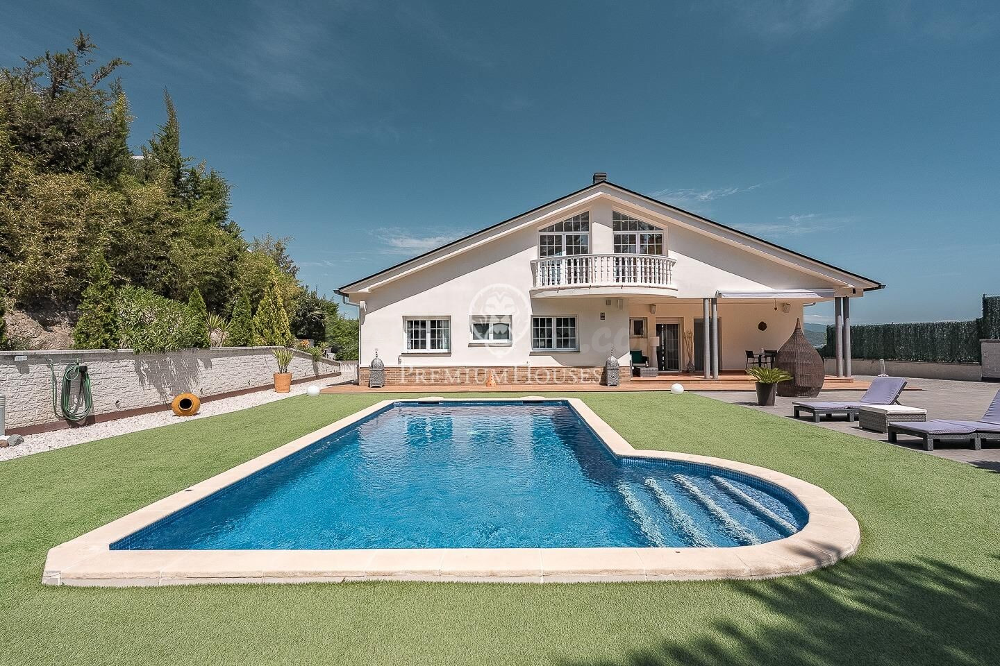 Casa unifamiliar en venta con jardín y piscina