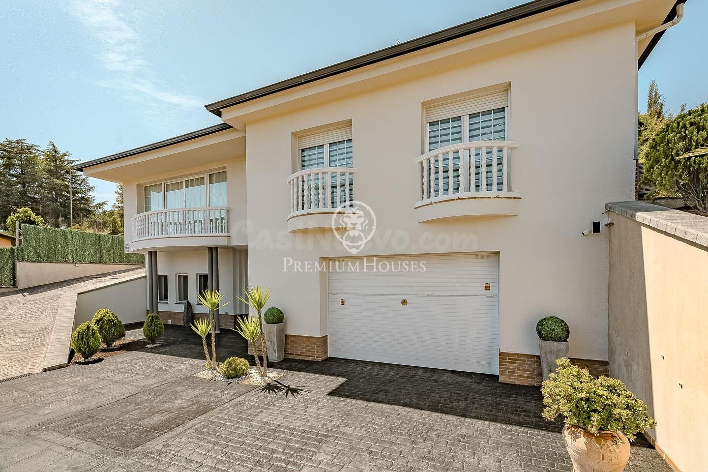 Casa unifamiliar en venta con jardín y piscina - foto 2