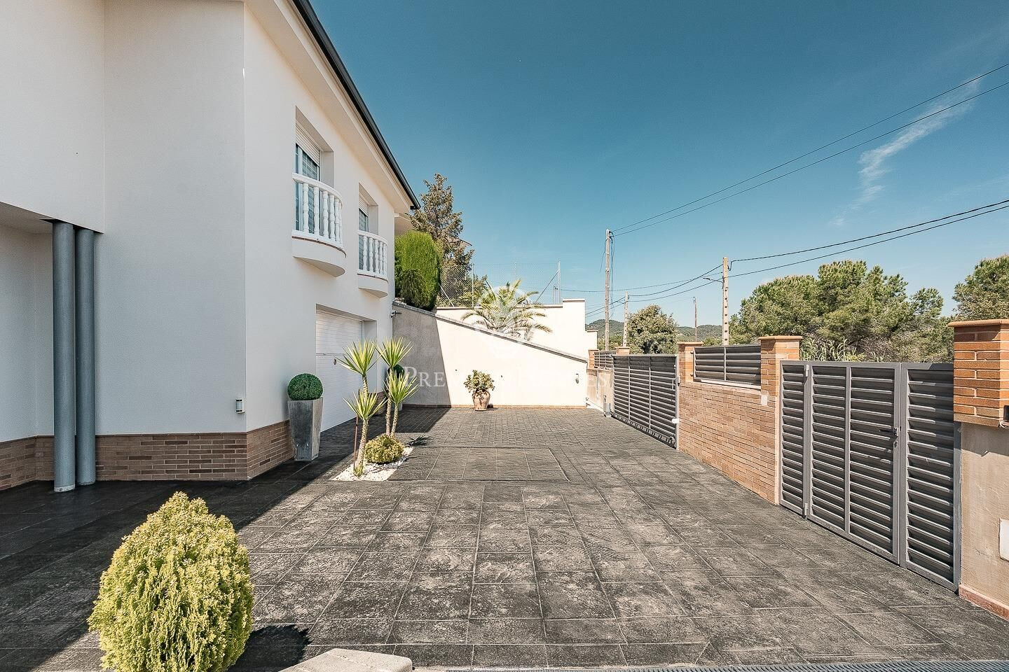 Casa unifamiliar en venta con jardín y piscina - foto 3