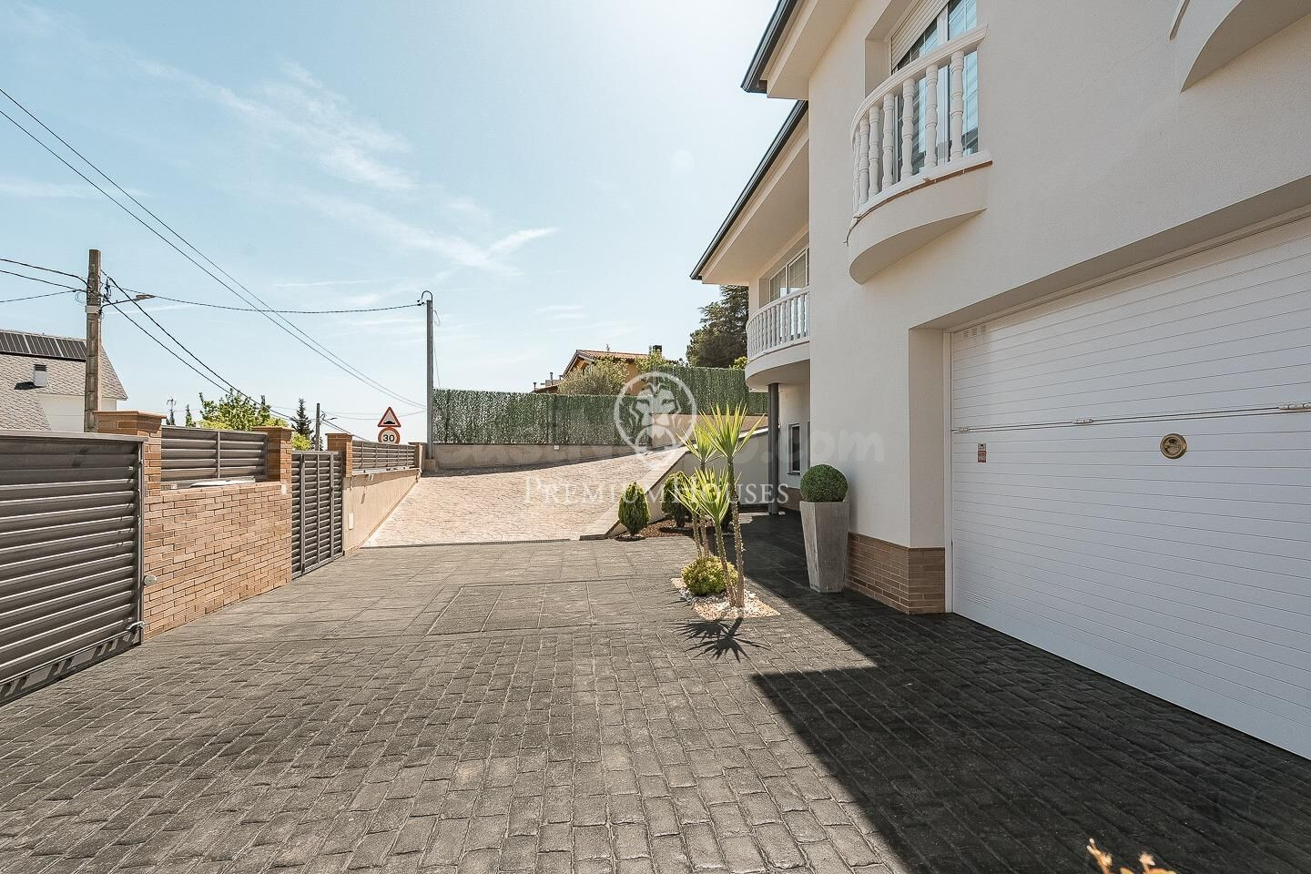 Casa unifamiliar en venta con jardín y piscina - foto 5