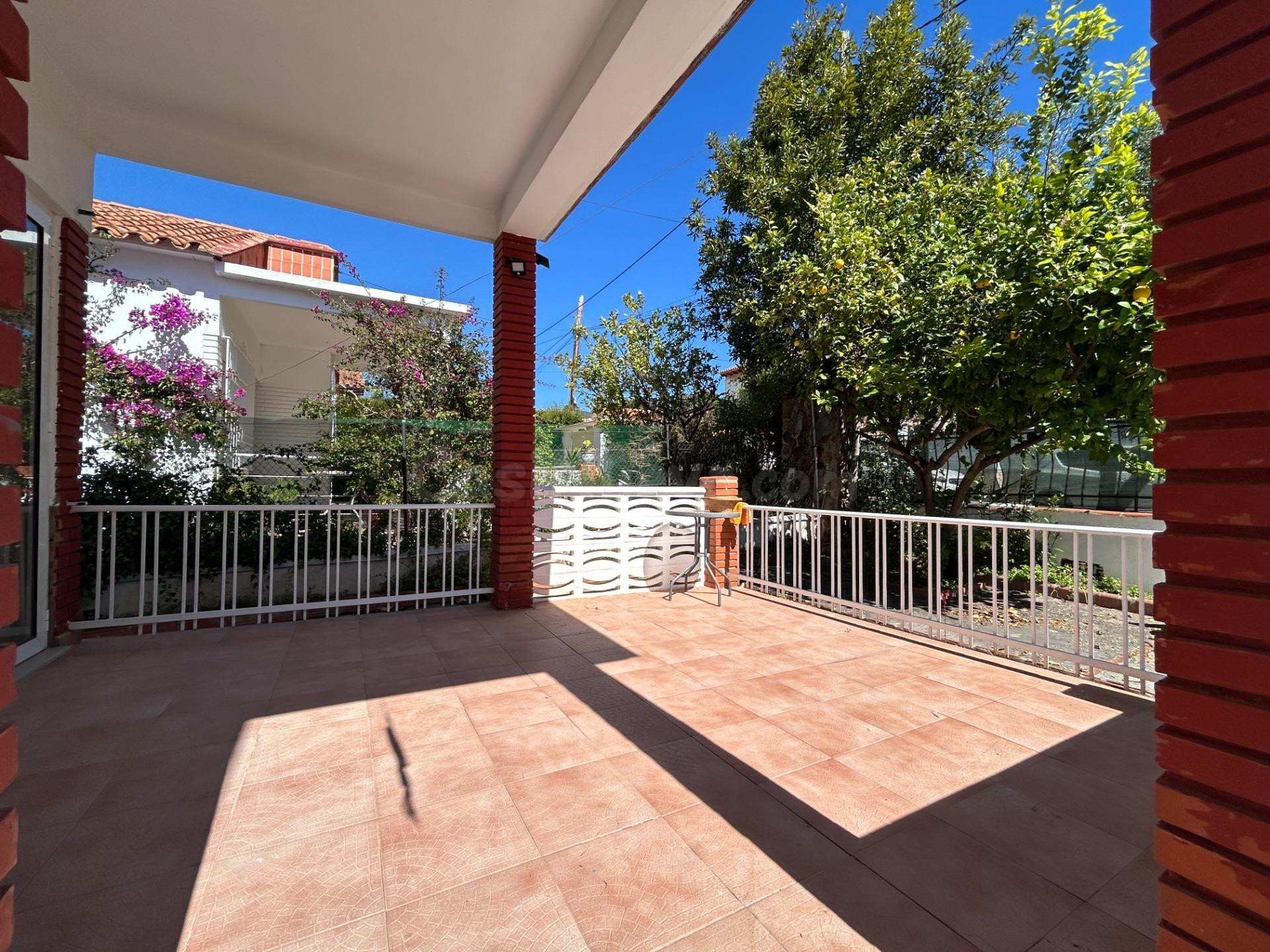 Chalet independiente con piscina privada y terrazas en La Eliana