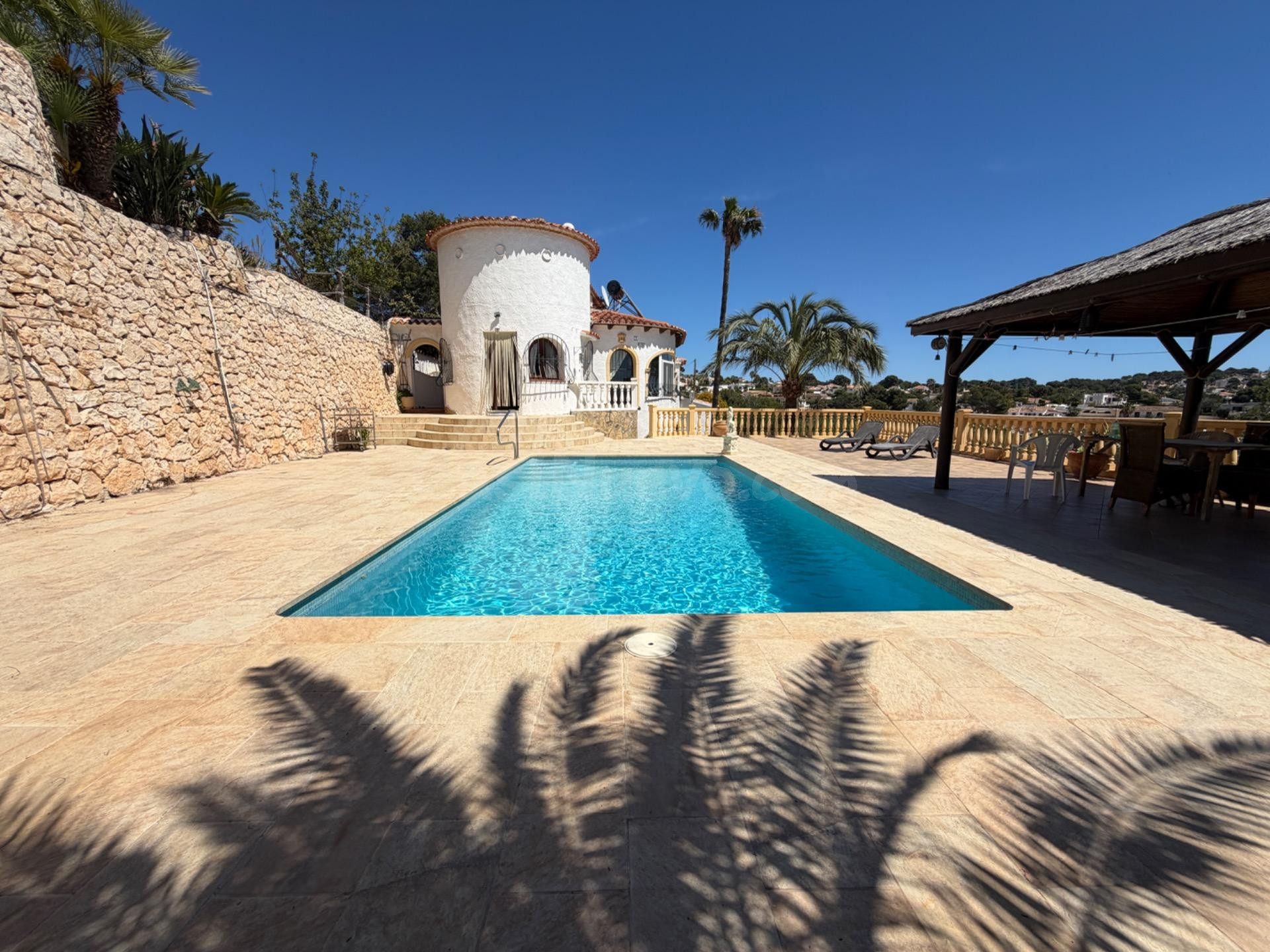 Villa mediterránea exclusiva con vistas al mar, piscina privada y autonomía energética en la Costa Blanca
