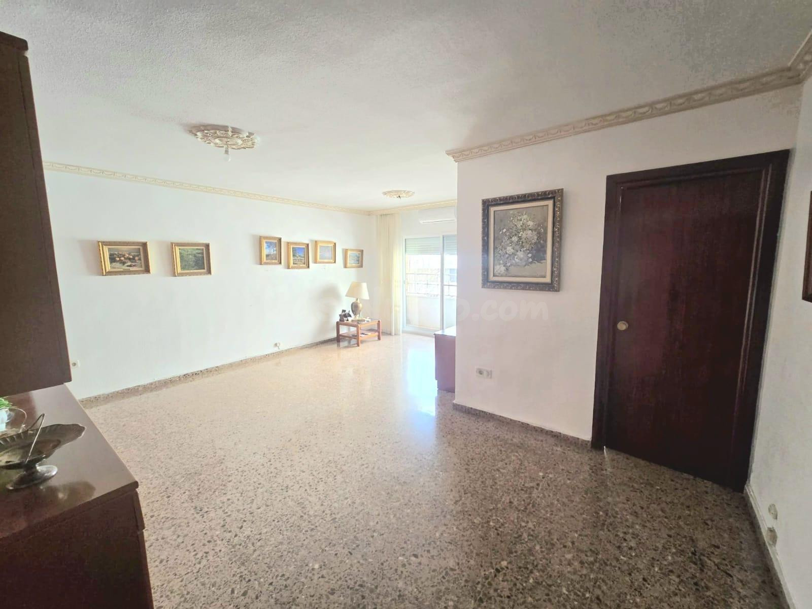 Gran piso con garaje incluido en Burjassot – 4 habitaciones  - foto 2
