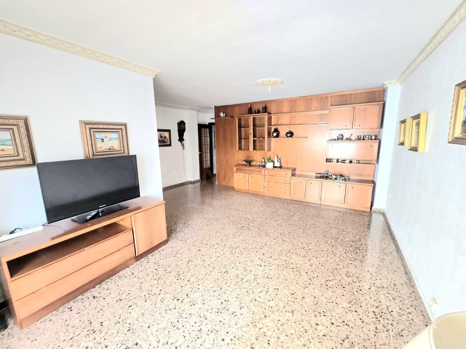 Gran piso con garaje incluido en Burjassot – 4 habitaciones  - foto 3