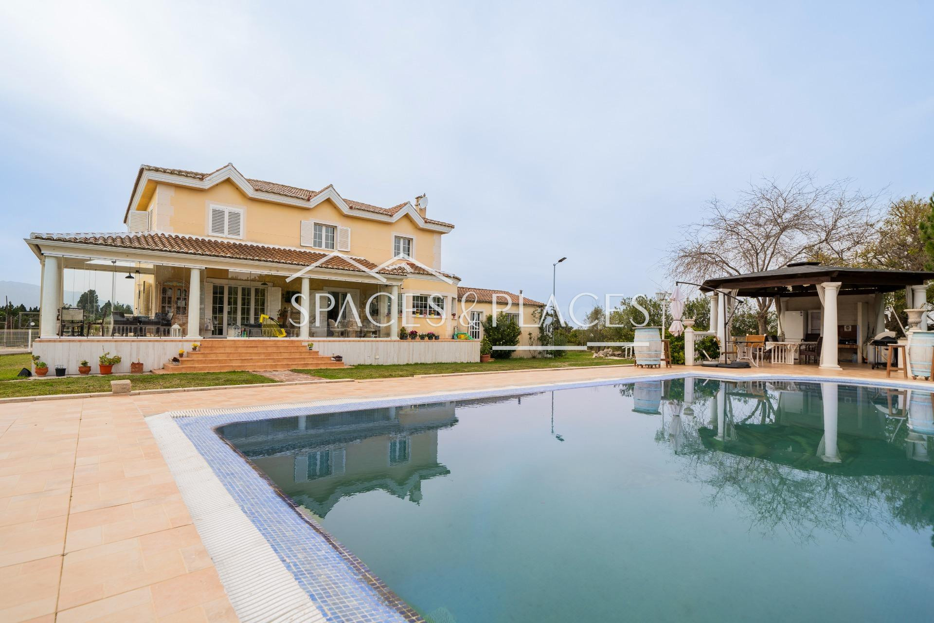 Se vende terreno de 10 400 m2 con dos casas y un huerto de naranjos en Cullera