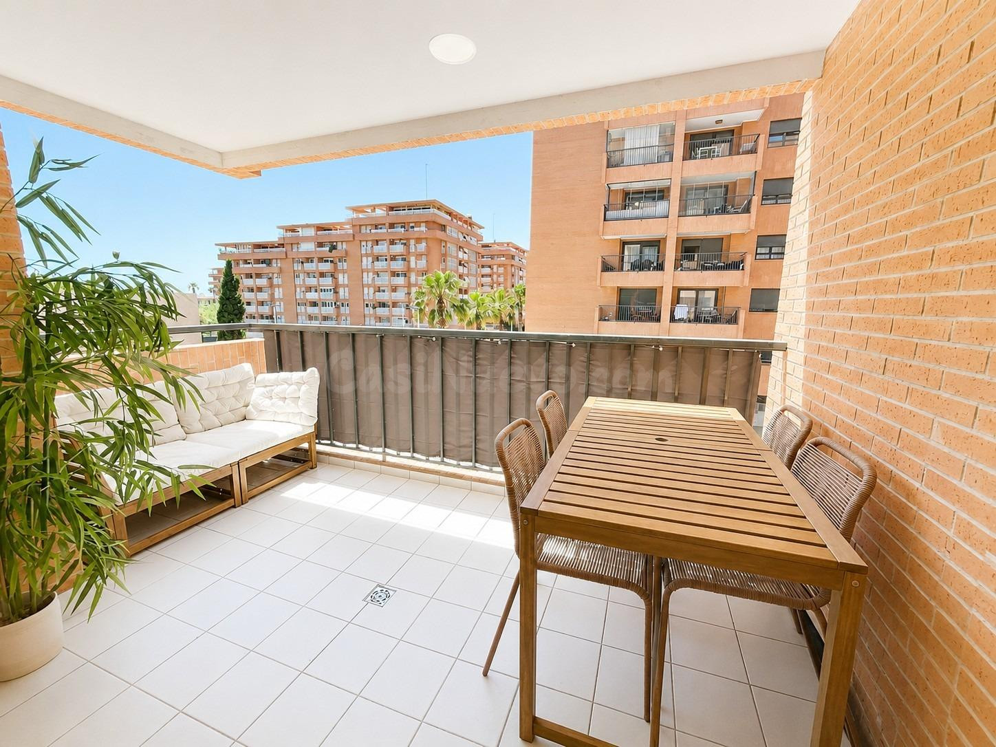 Piso en residencial con piscina, garaje y trastero junto a la playa