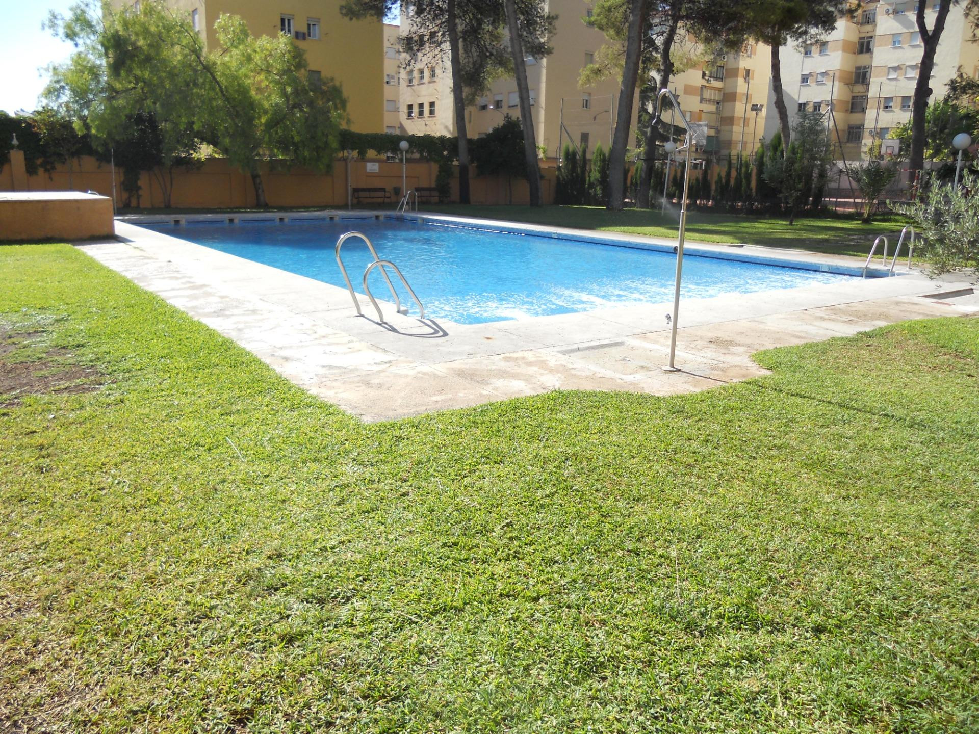 Precioso piso VPO en residencial con piscina en Bulevar, terraza, garaje y trastero