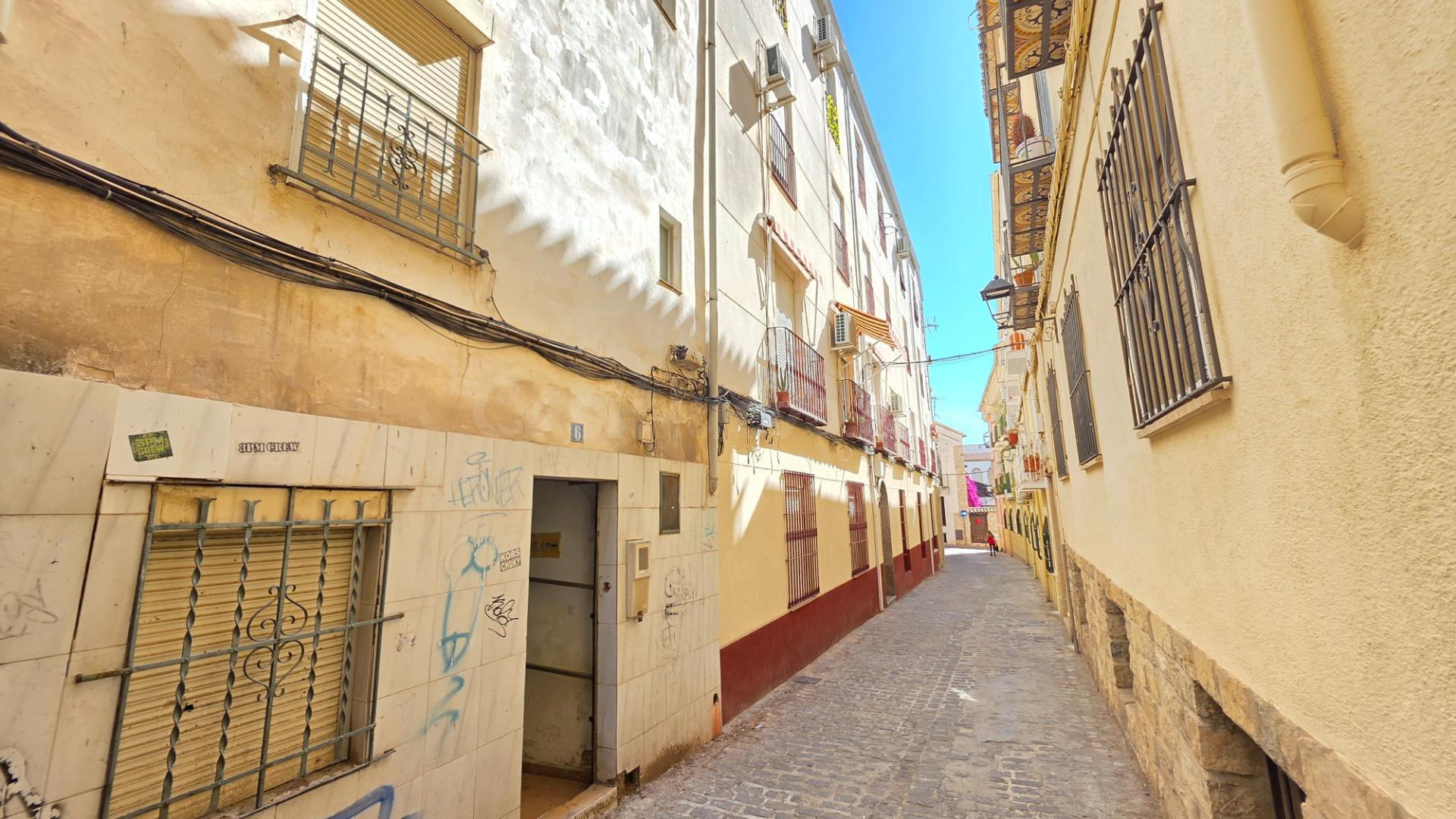¡Casa con terraza y gran potencial en el corazón de Jaén!
