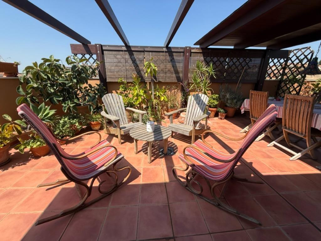 Ático dúplex con terraza de 70 m2 y espectaculares vistas panorámicas cerca de Valencia