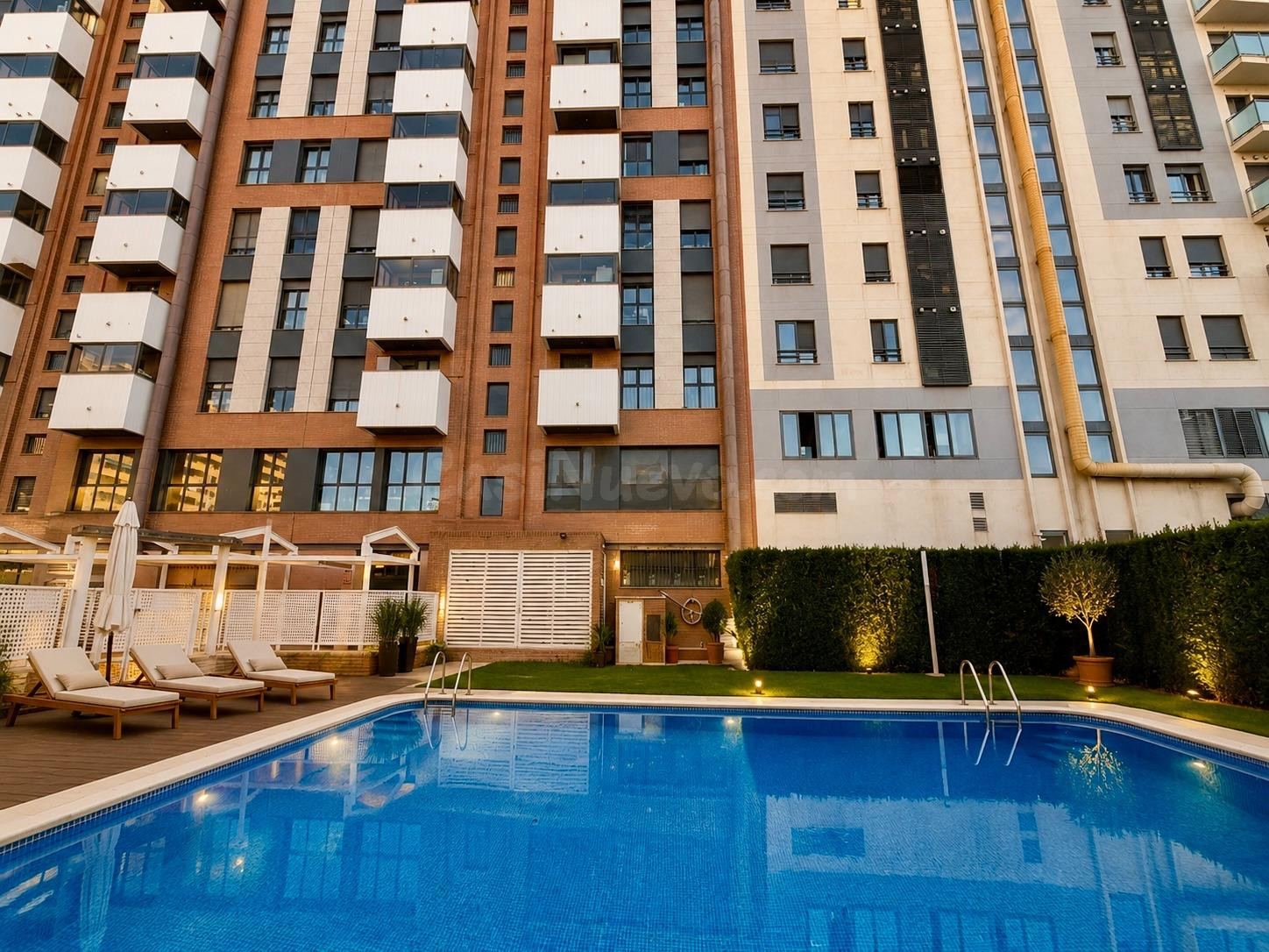 Piso con terraza, piscina y garaje doble en Avenida de Francia