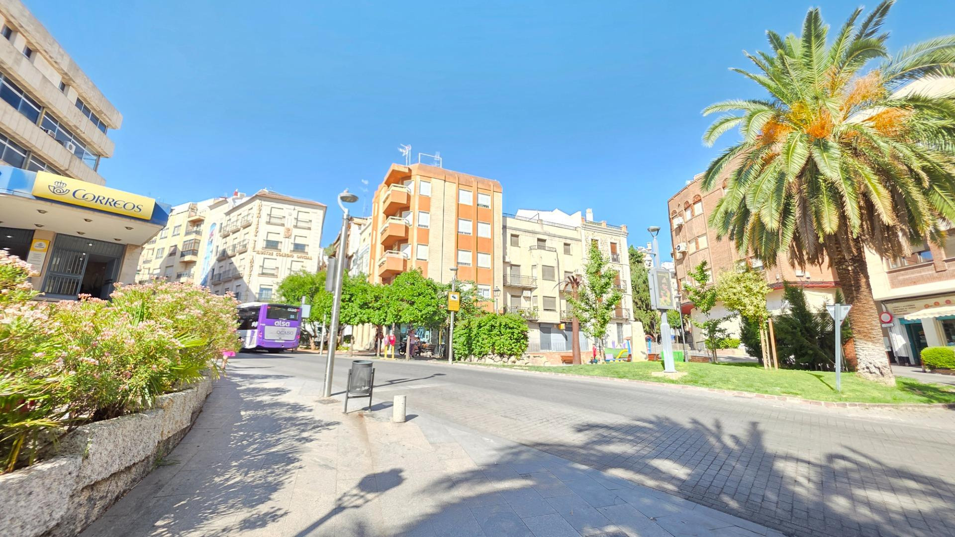 ¡ESTUPENDA CASA TOTALMENTE REFORMADA Y PLAZA DE GARAJE A UN PASO DE LA PLAZA DE LOS JARDINILLOS!