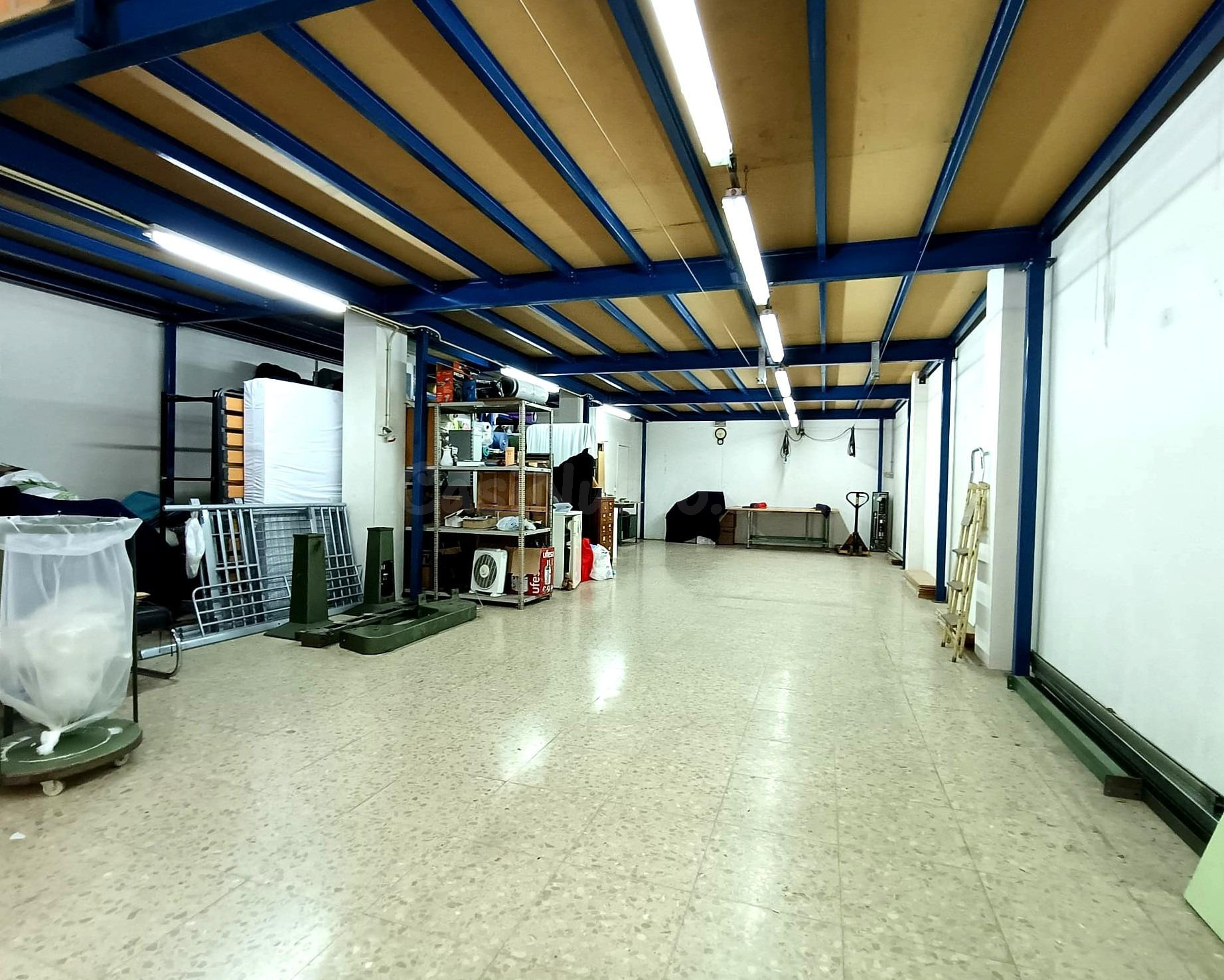 LOCAL EN VENTA DE 262 M2 CON ALTILLO Y MONTACARGAS EN VÍA EUROPA - MATARÓ