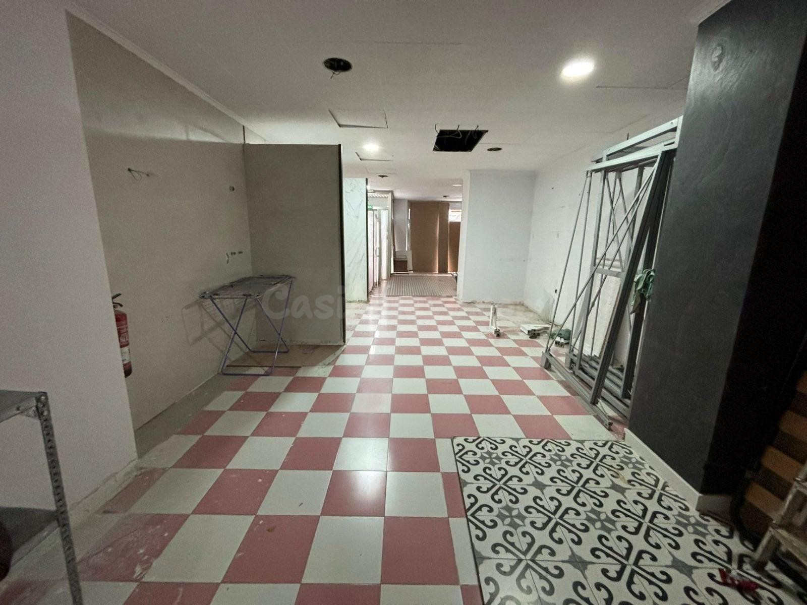 Amplio Local Comercial en el Corazón de Albacete