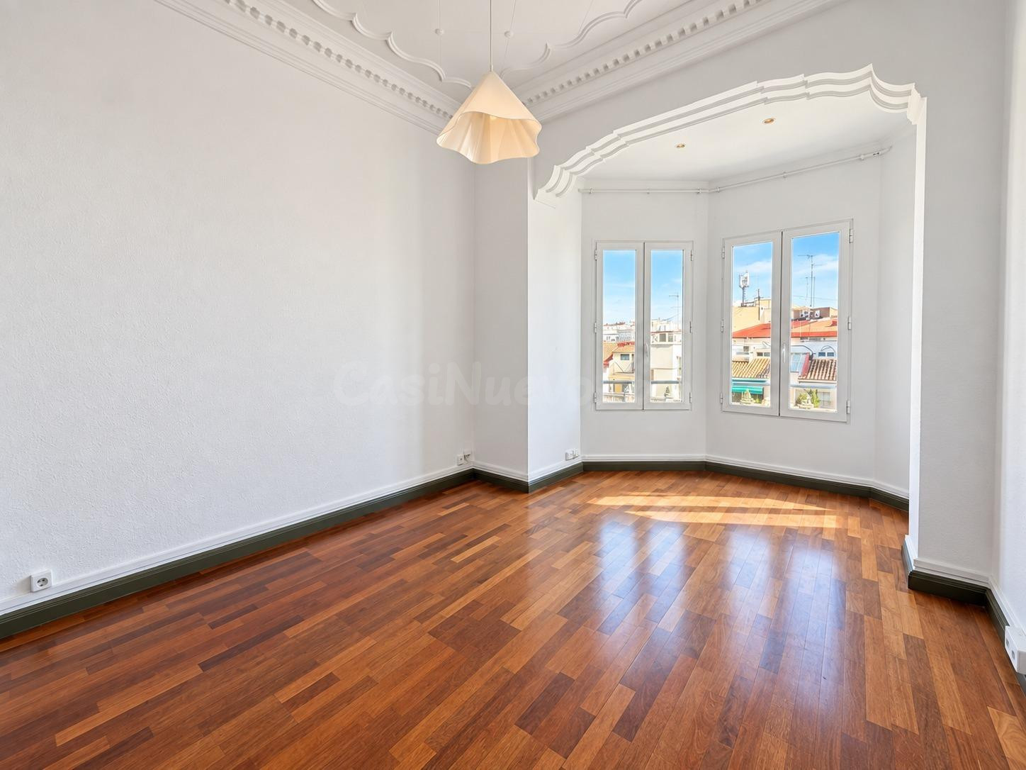 Luminoso piso exterior en Avenida Reino de Valencia — 3 dormitorios y salón