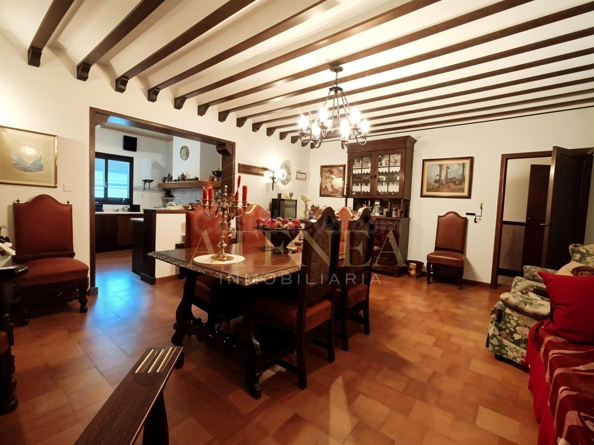 Casa de 3 plantas con 5 dormitorios, sótano polivalente, patio con barbacoa y garaje