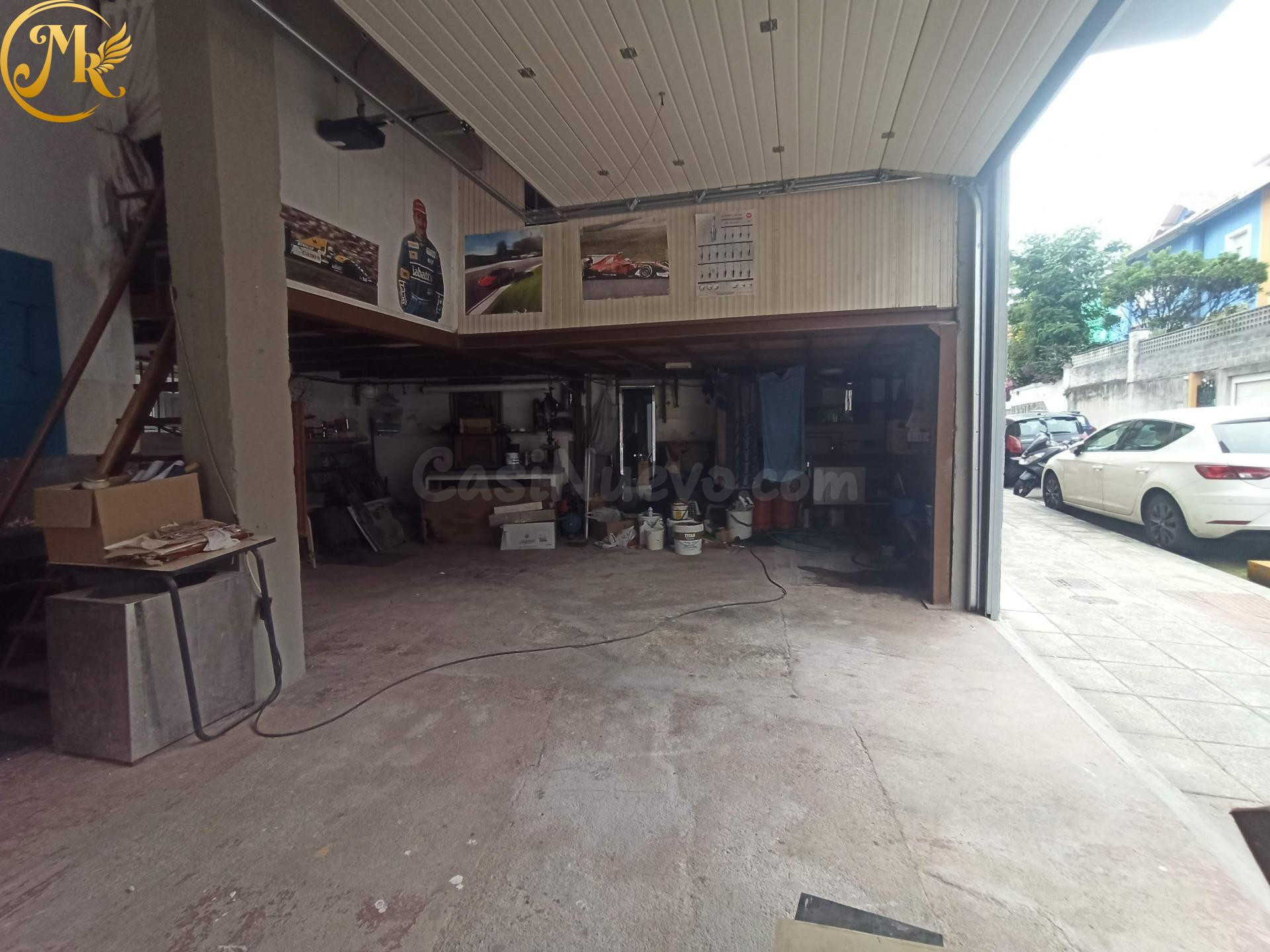 Local esquinero en Cisneros, actualmente con Vado, 2 puertas automáticas y 1 peatonal. Techos altos. Hasta 3 coches.