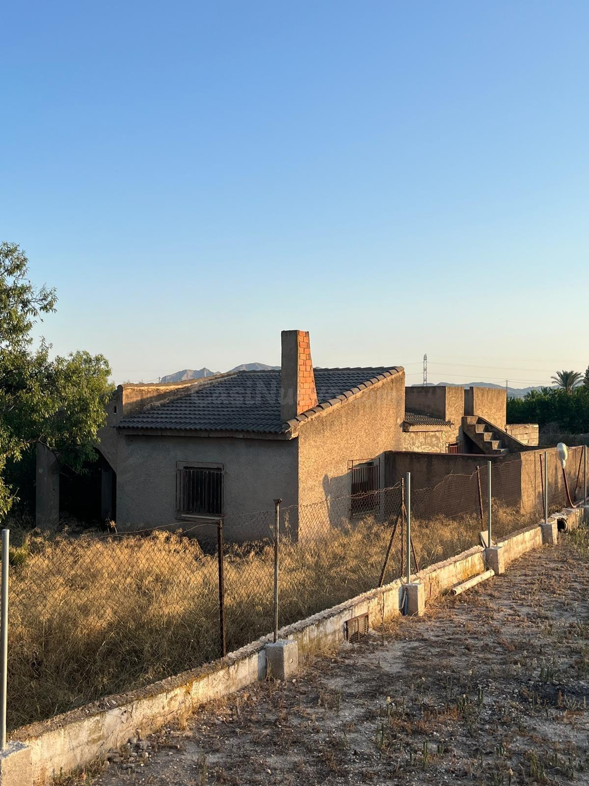 CASA CON TERRENO ENTRE CREVILLENTE Y ALBATERA