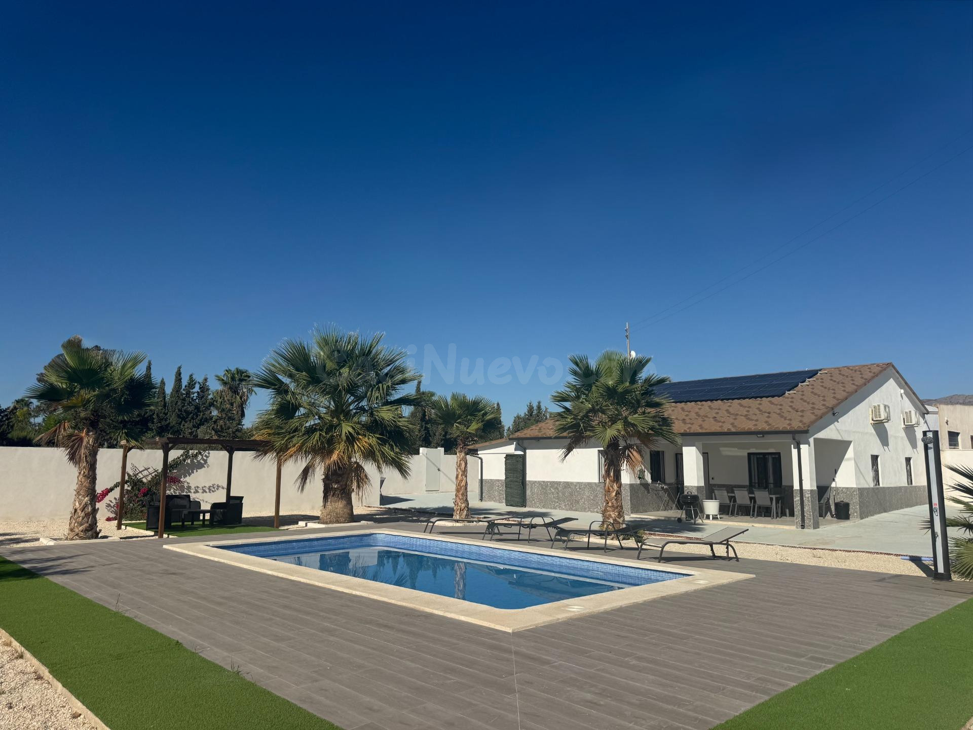 Se vende chalet reformado con almacén y piscina privada en Matola (Elche - Alicante))