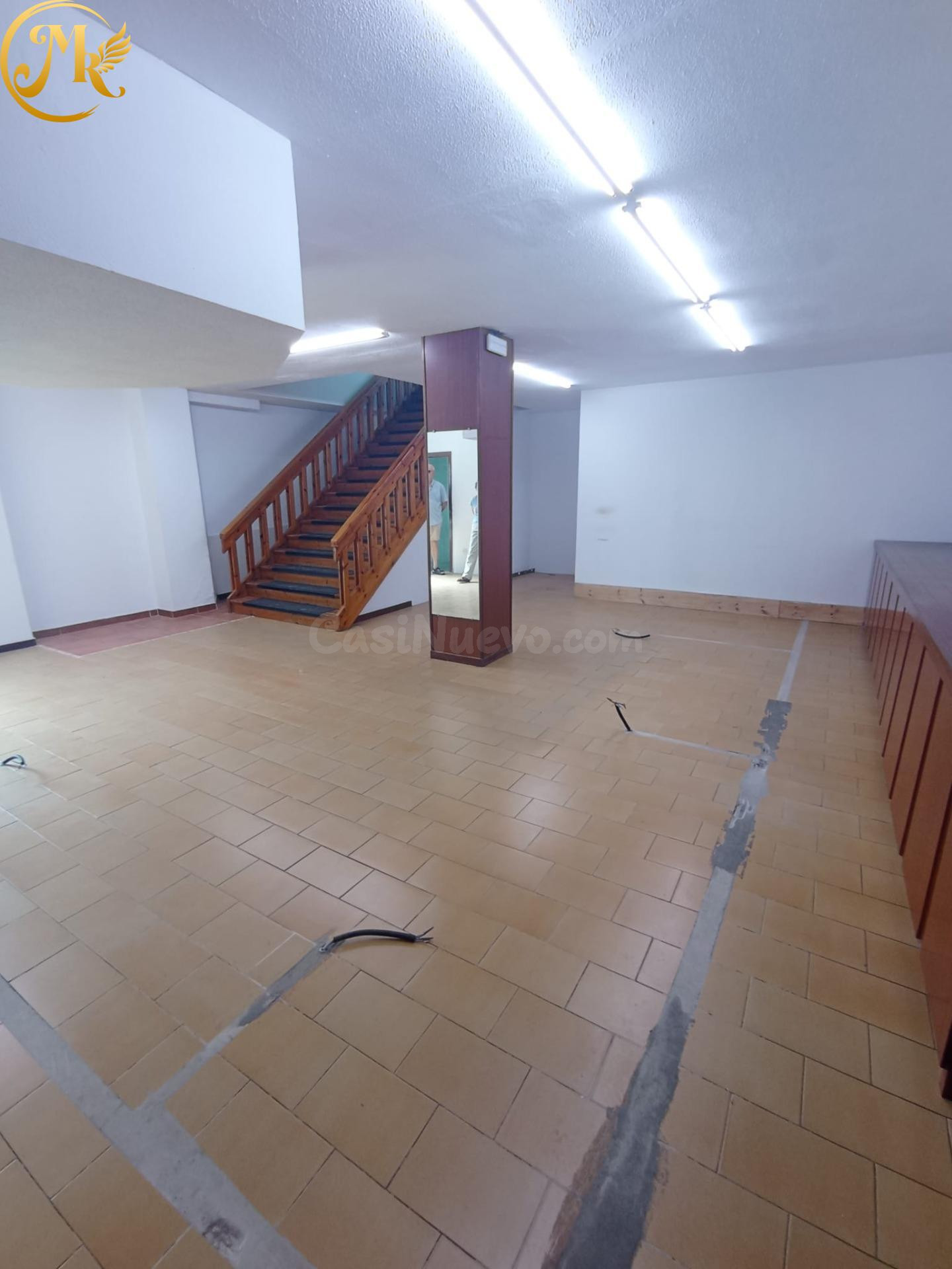Gran local comercial con acceso por 2 calles y garaje privado. Ocasión. Zona Cuatro Caminos.