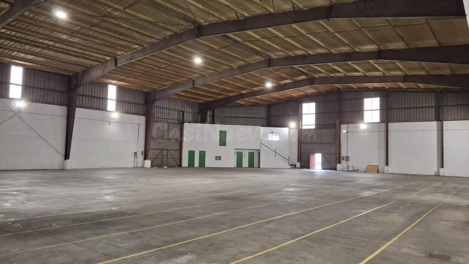 NAVE ÚNICA. Polígono Industrial Aguilar. Impresionante nave en esquina de 1500 m y techos 10m. Esquinera.