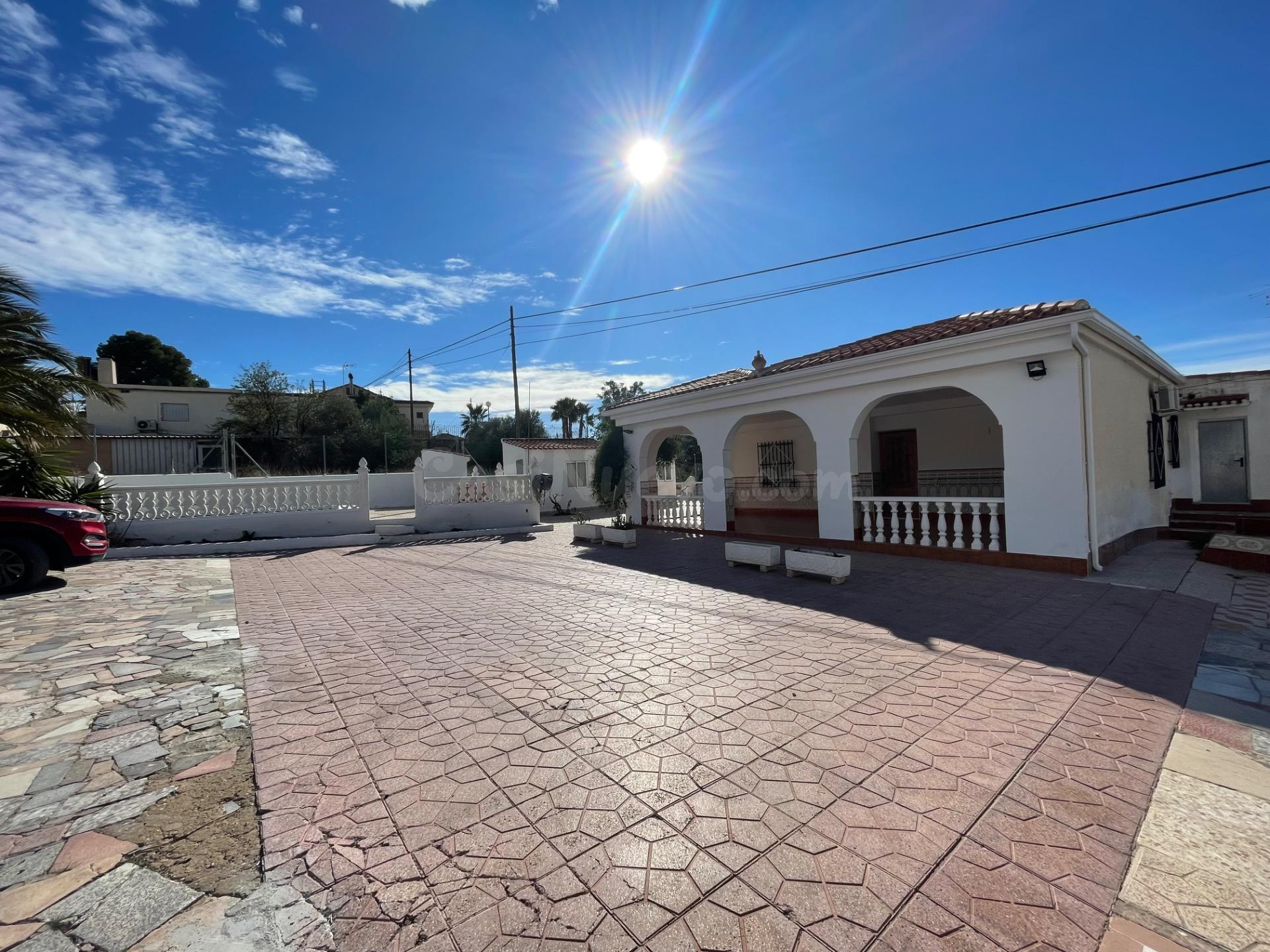 SE VENDE CHALET CON CASA DE INVITADOS Y PISCINA EN ELCHE, ZONA MONTESOL