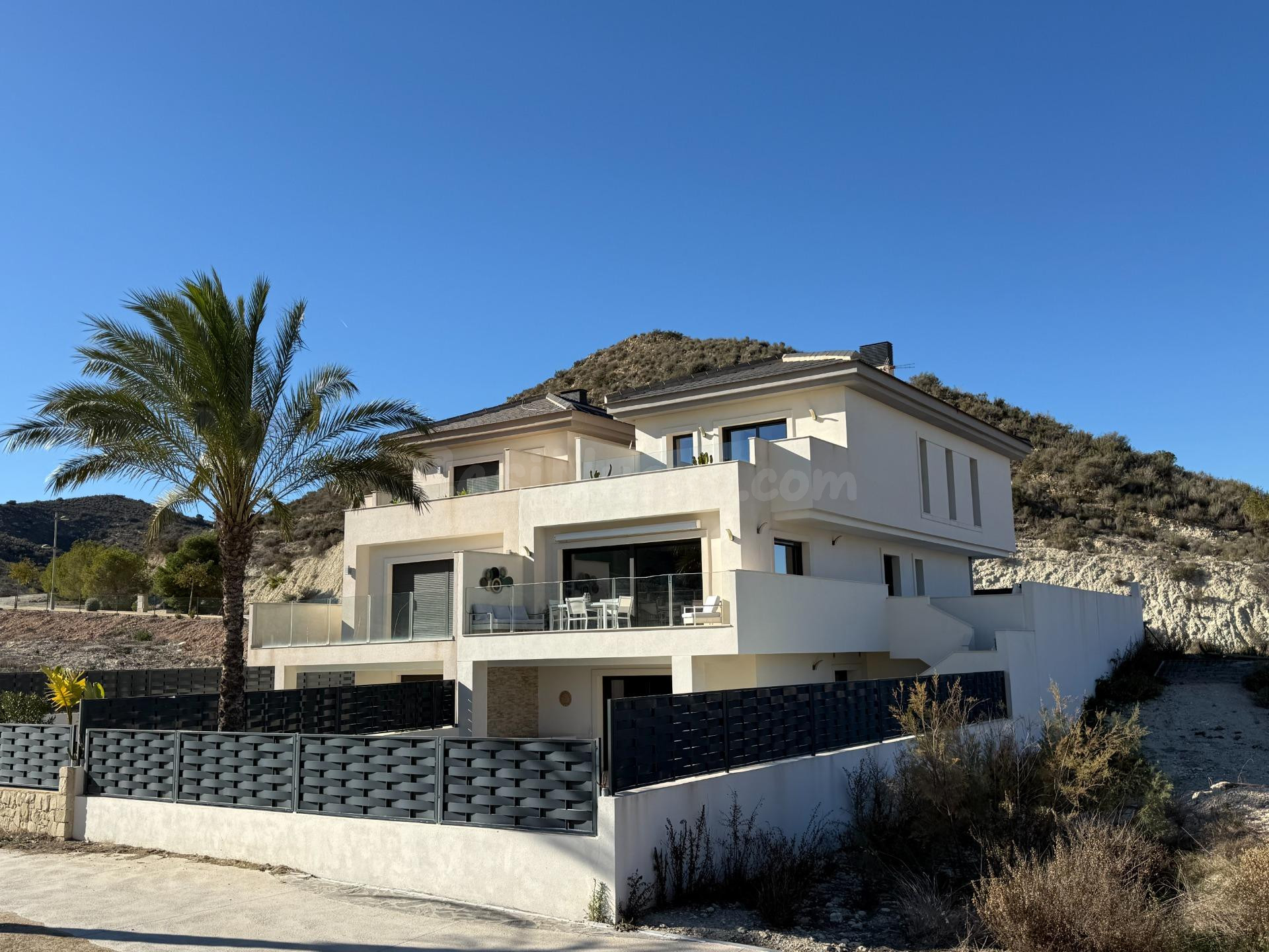 ¡Exclusivo chalet en primera línea del campo de golf Font del Llop en Monforte del Cid!