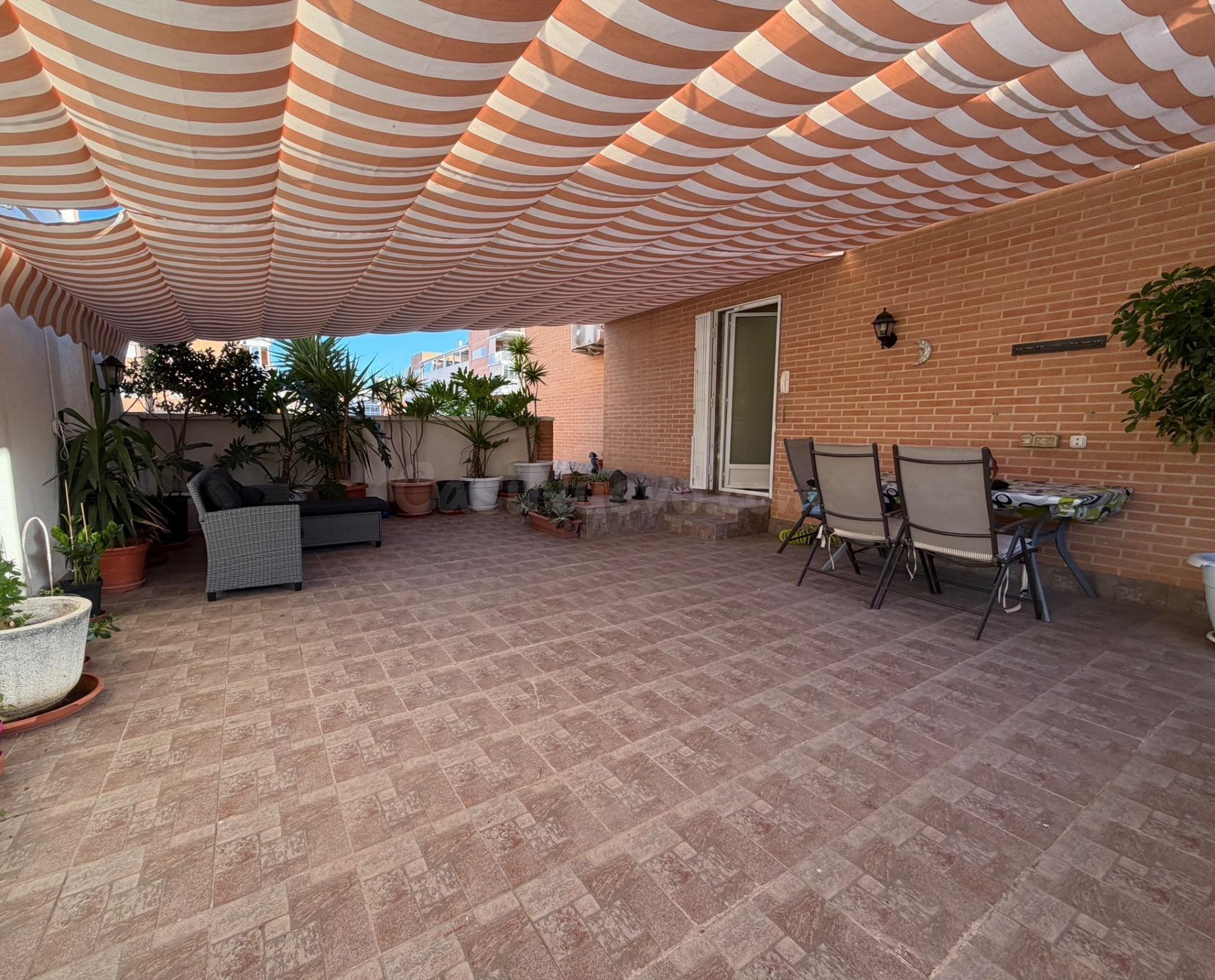 ENTRESUELO CON AMPLIA TERRAZA, BALCÓN, GARAJE Y TRASTERO