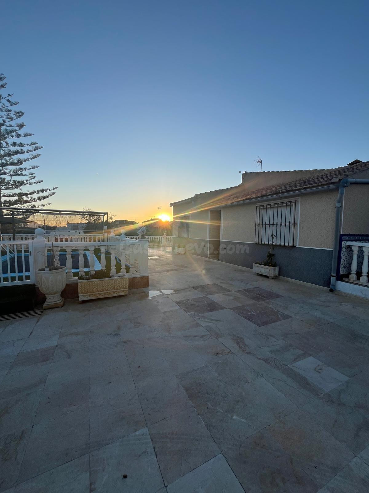 ENCANTADORA CASA DE CAMPO CON PISCINA Y CUADRAS