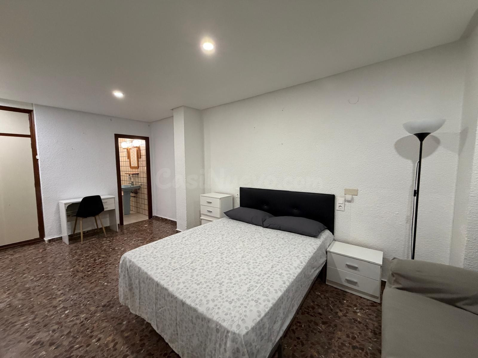 SE ALQUILA habitación PARA PAREJA CON BAÑO PRIVADO  EN ELCHE (ALICANTE), CLAUDIA 633097354