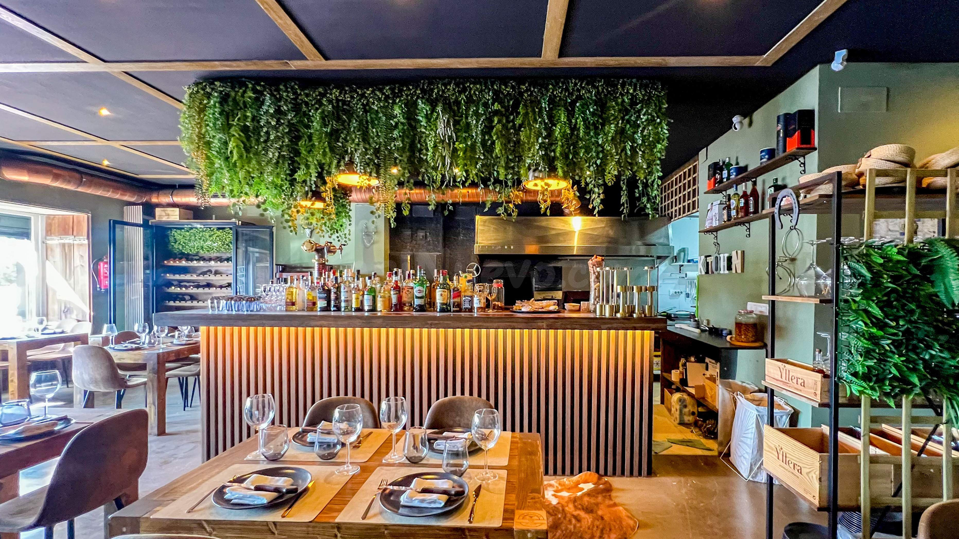 RESTAURANTE-ASADOR TOTALMENTE EQUIPADO EN TRASPASO – CENTRO COMERCIAL DIANA, ESTEPONA