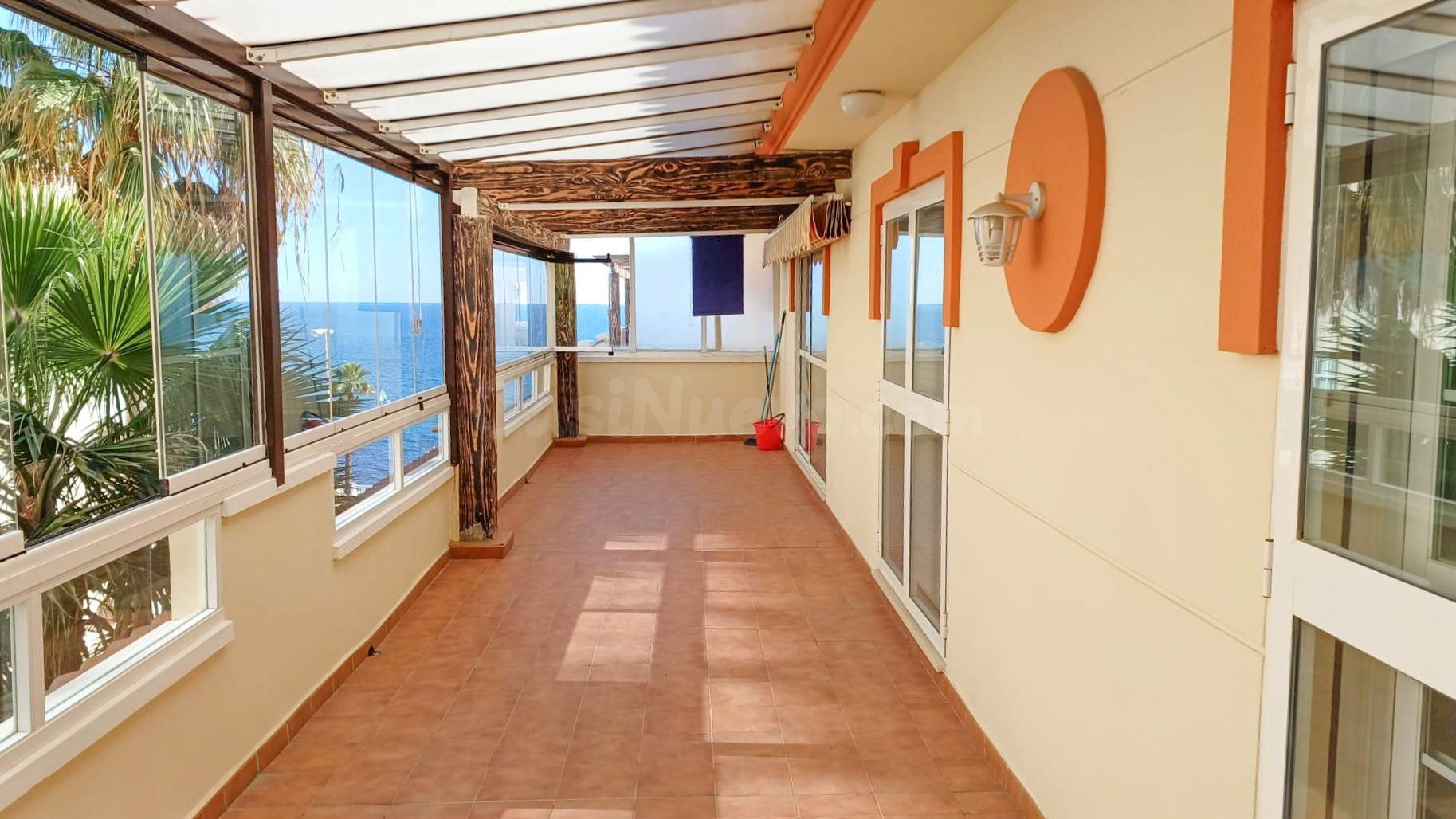 Ático de 2 dormitorios con terraza acristalada y vistas al mar en primera línea de playa – Torrequebrada