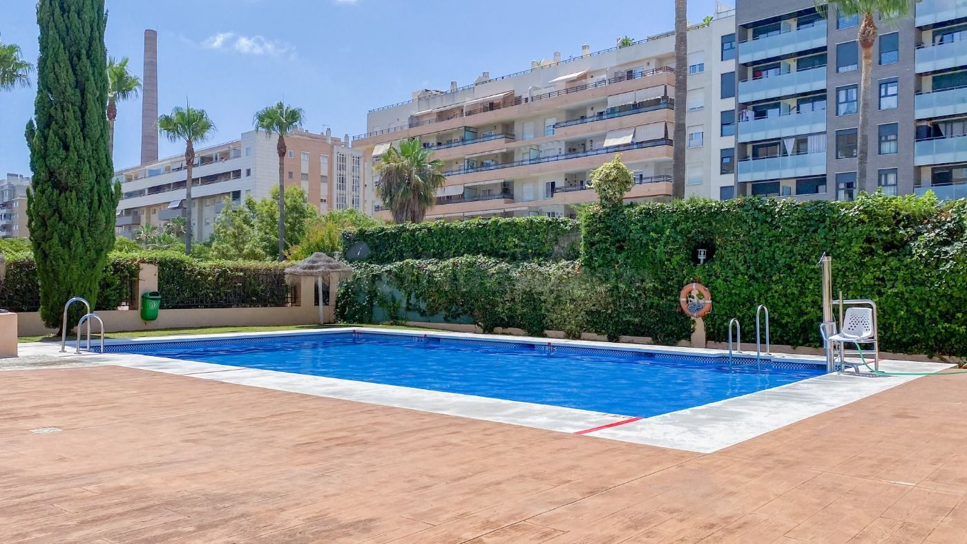 PISO DE 1 DORMITORIO, PISCINA COMUNITARIA Y PLAZA DE GARAJE. MÁLAGA