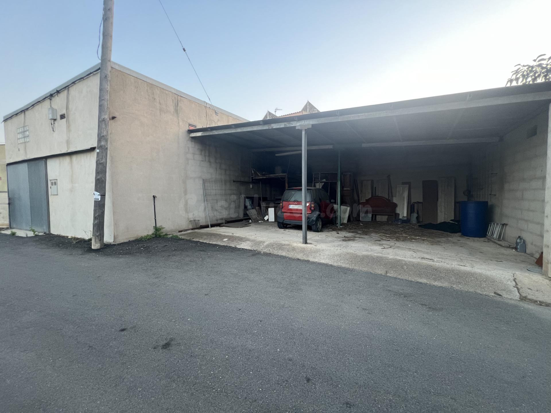 GARAJE CON AMPLIO COBERTIZO EN EL CENTRO DE DELTEBRE