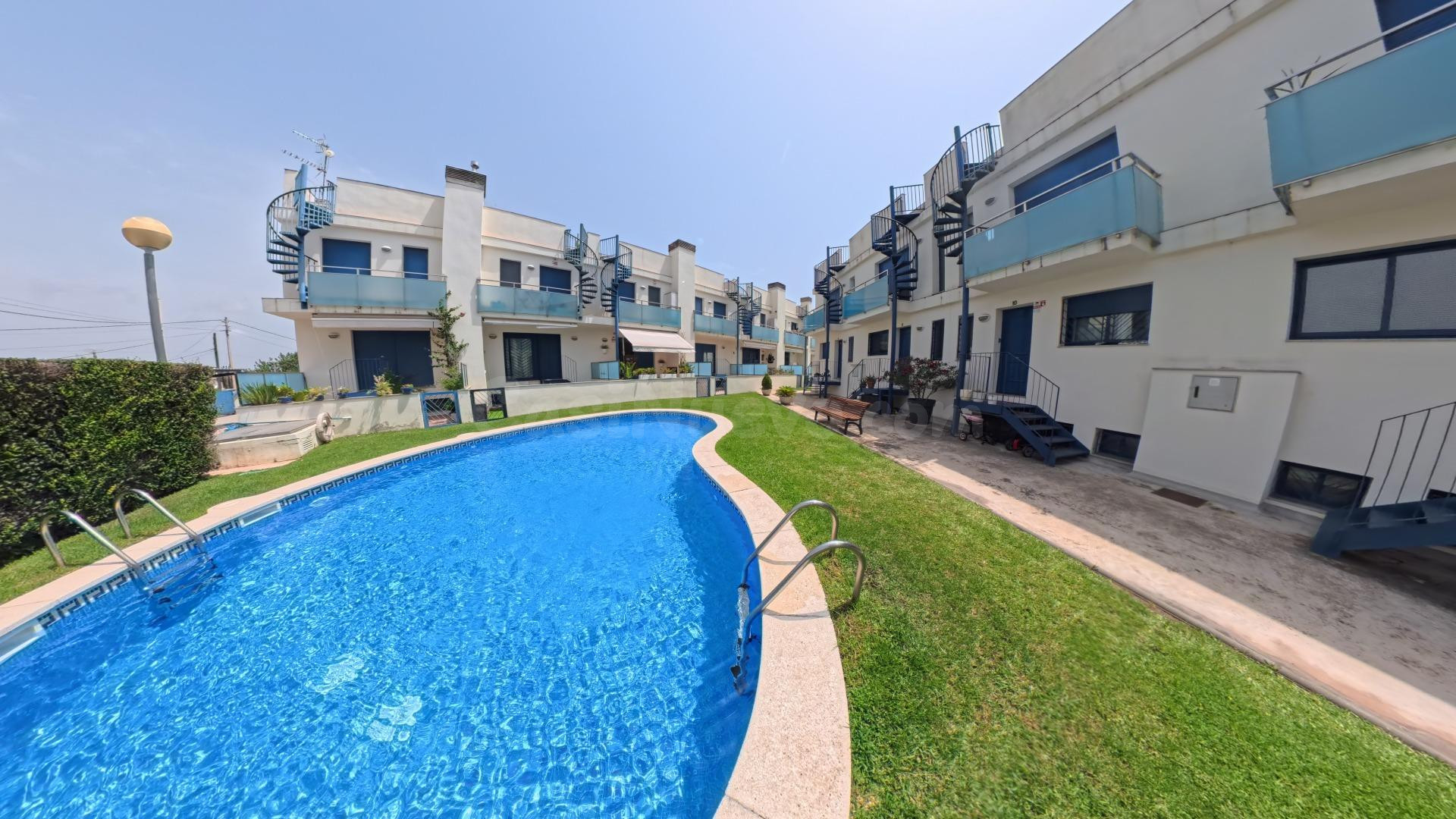 ESPECTACULAR ADOSADA ESQUINERA CON 6 habitaciones, LICENCIA TURÍSTICA, JARDÍN PRIVADO Y PISCINA EN L'AMPOLLA