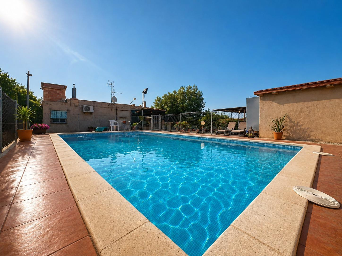 Finca rústica con dos viviendas, piscina y múltiples construcciones a solo 4 km del mar en Alcanar