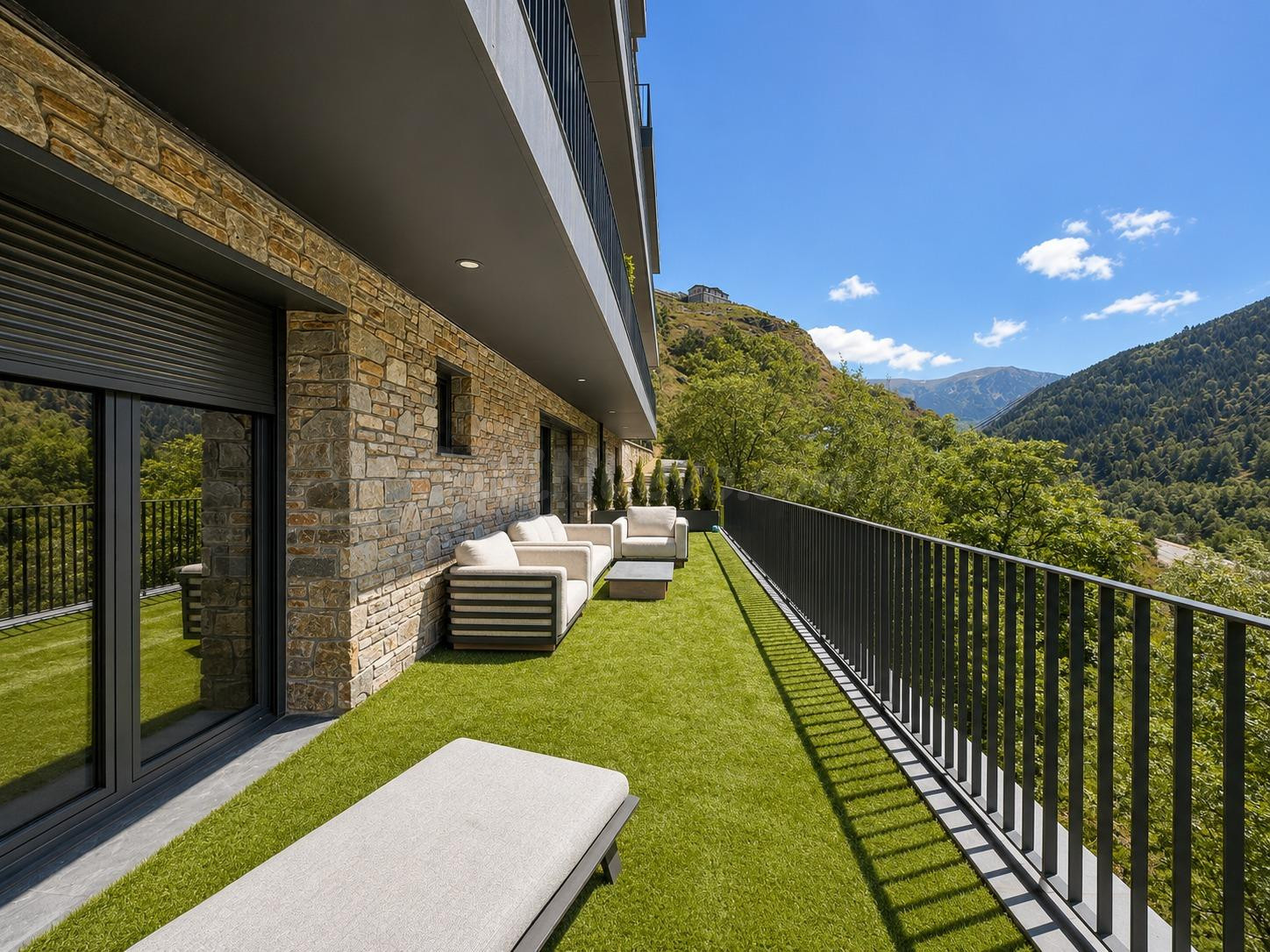 Bajo de diseño con jardín y box privado en Canillo