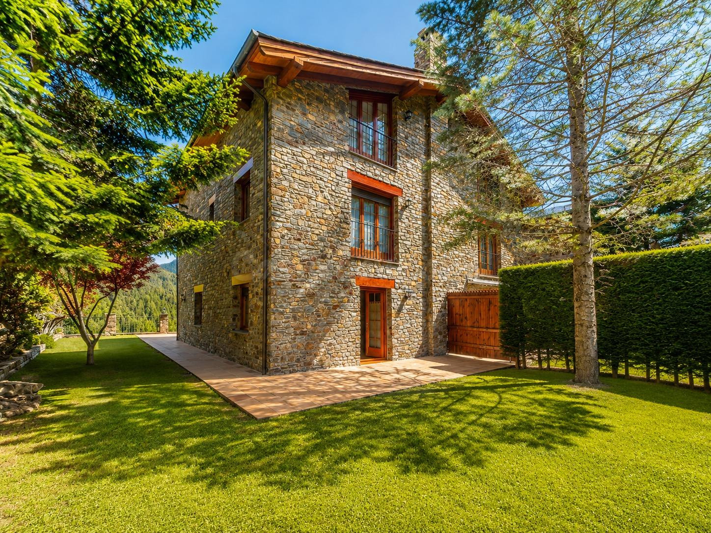 Una casa en esquina con jardín de 200 m2