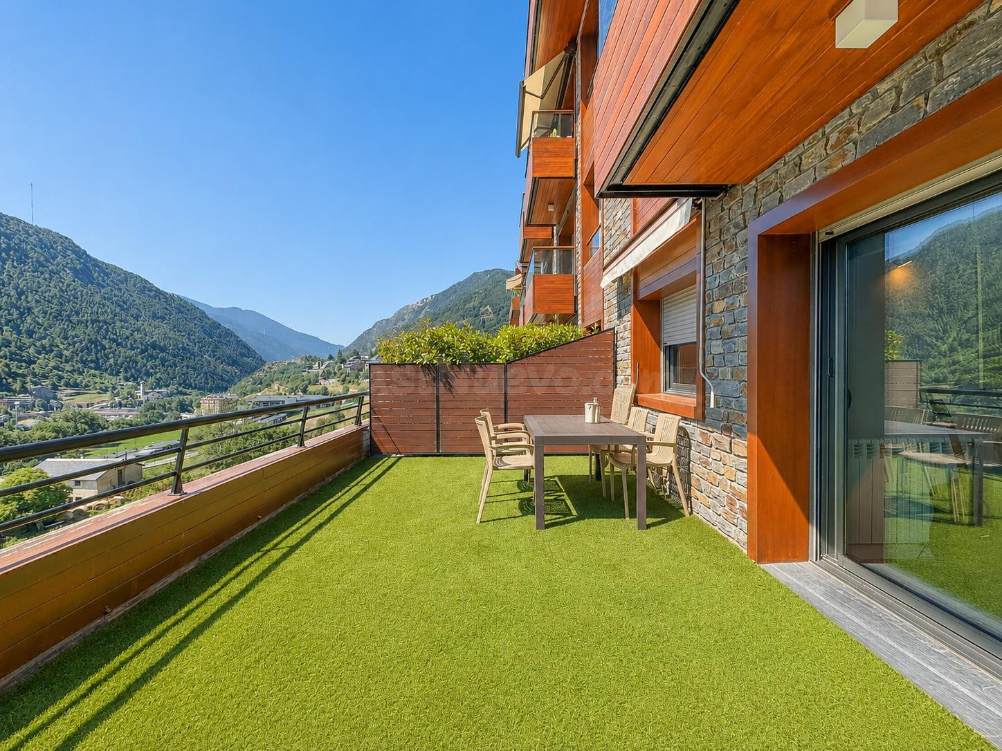Planta baja con terraza y vistas panorámicas en Encamp