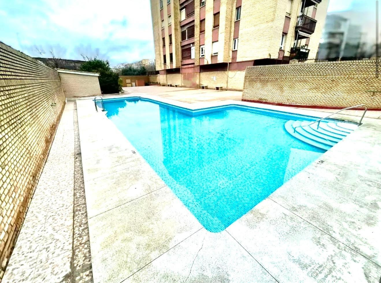 GRAN PISO CON PISCINA EN PONIENTE!!