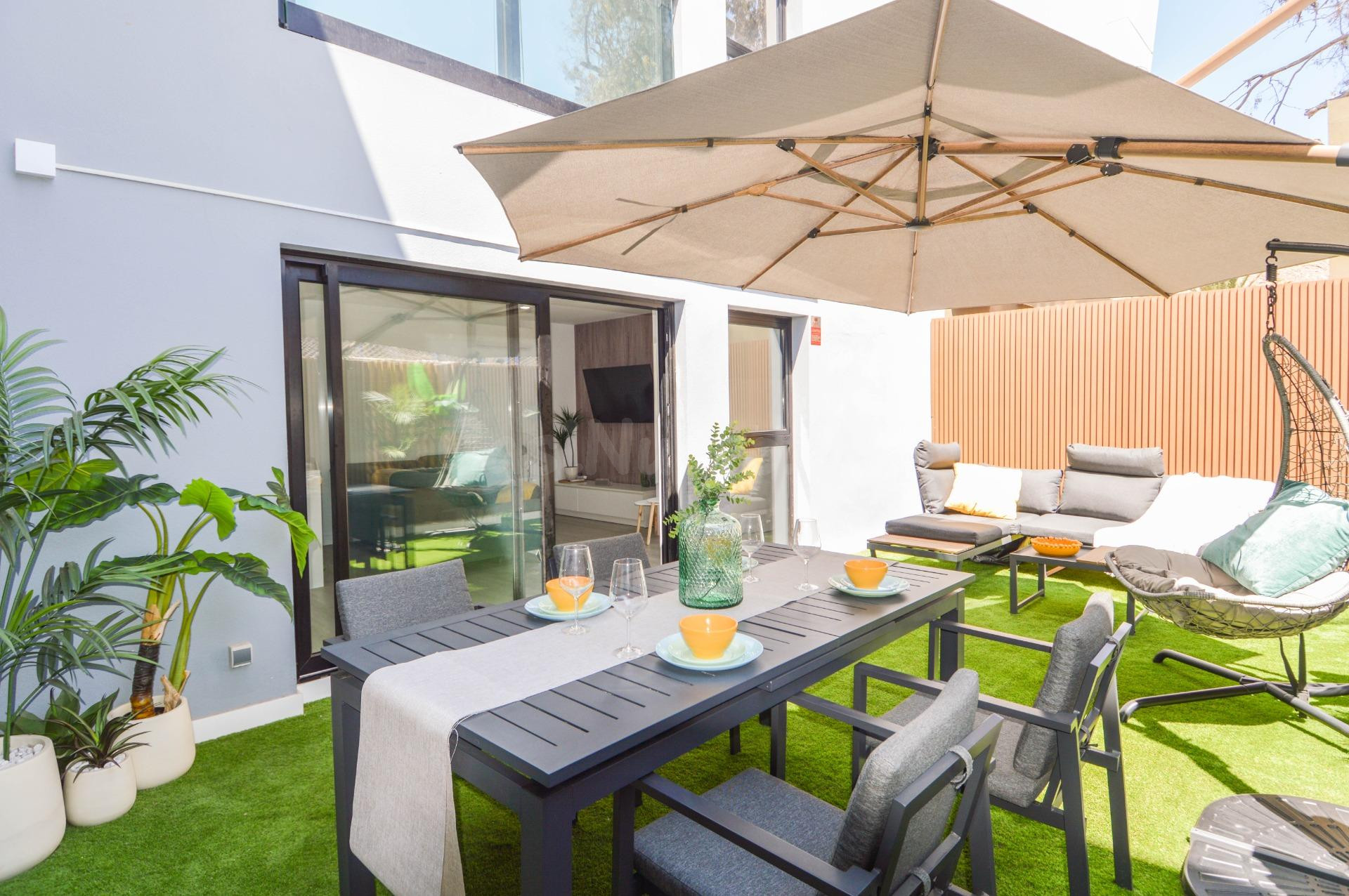 Lujo y sol en Arguineguín: Apartamento céntrico con impresionante terraza privada